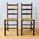 Paire de chaises rustiques en bois et assises paillées
