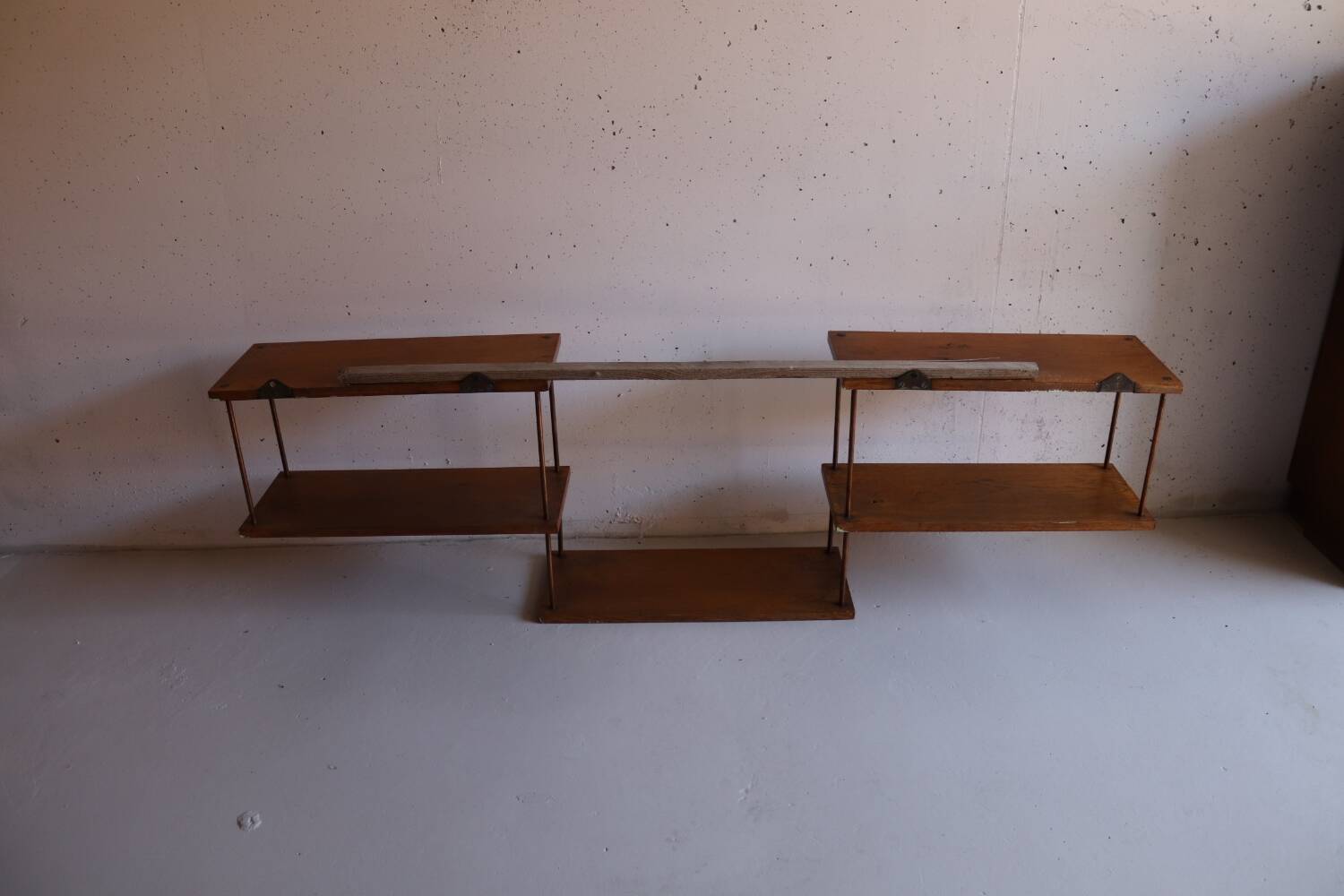 Wall shelf in oak and copper from the 50s