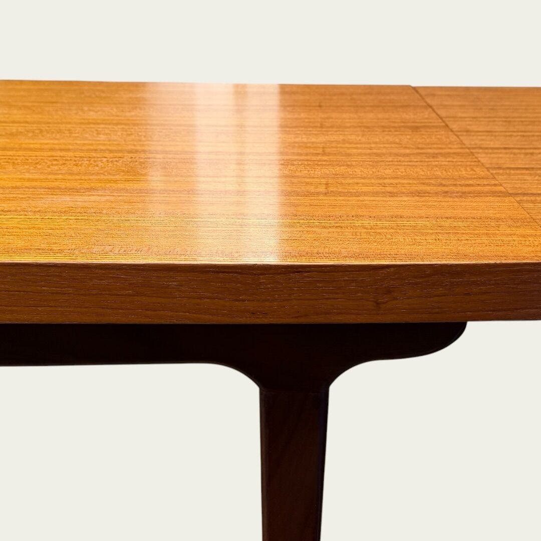 Scandinavian extendable dining table in Teak 1960