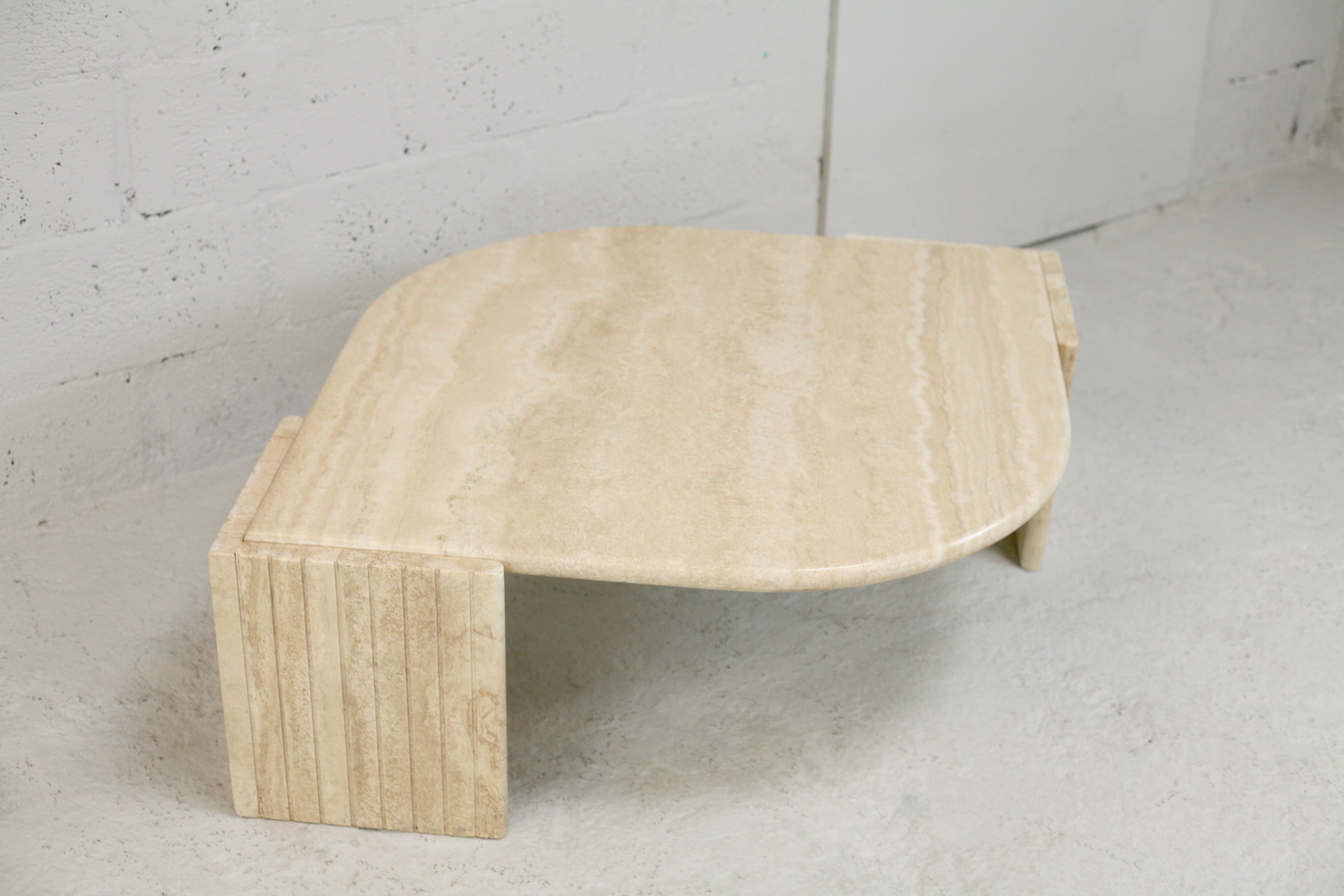 Table basse de forme courbe, travertin, France, circa 1970.