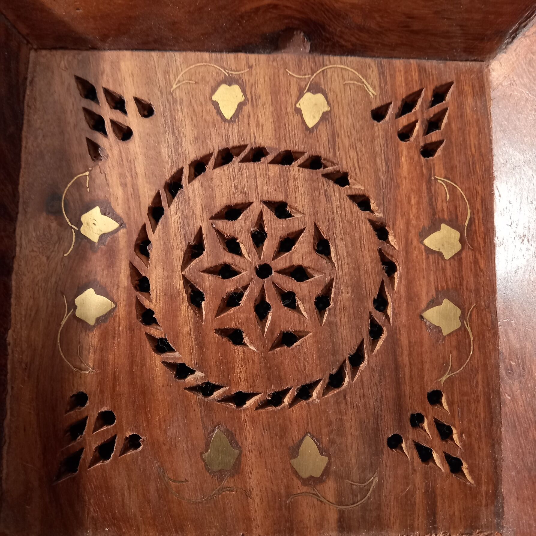 Moroccan empty pocket, inlaid wood and brass flowers