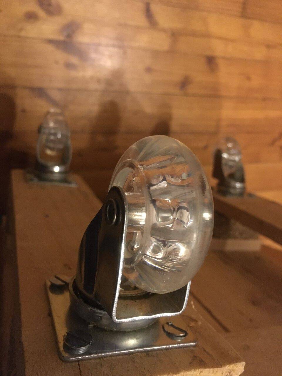 Grand pouf sur roulettes