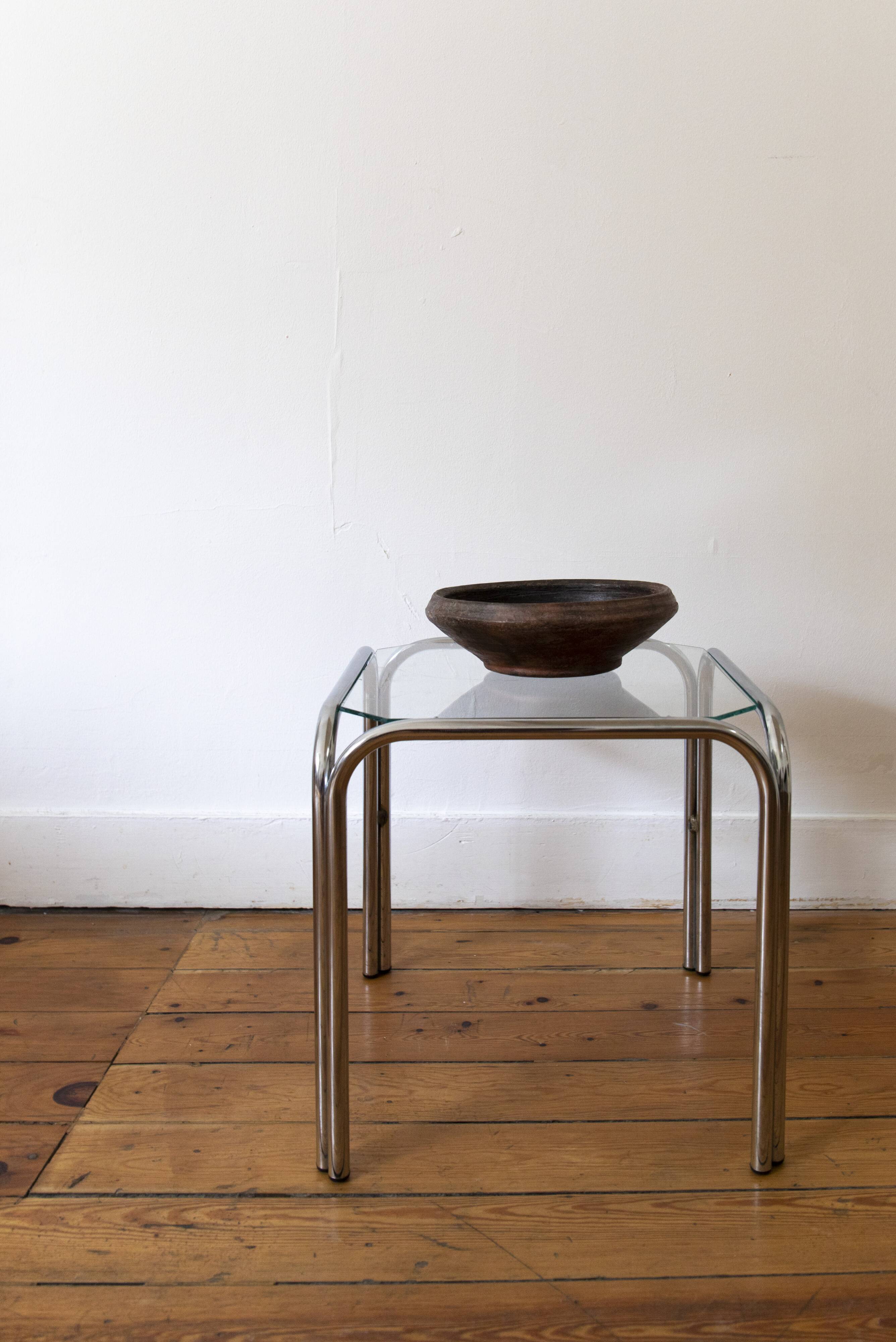 Table d'appoint en verre et métal chromé
