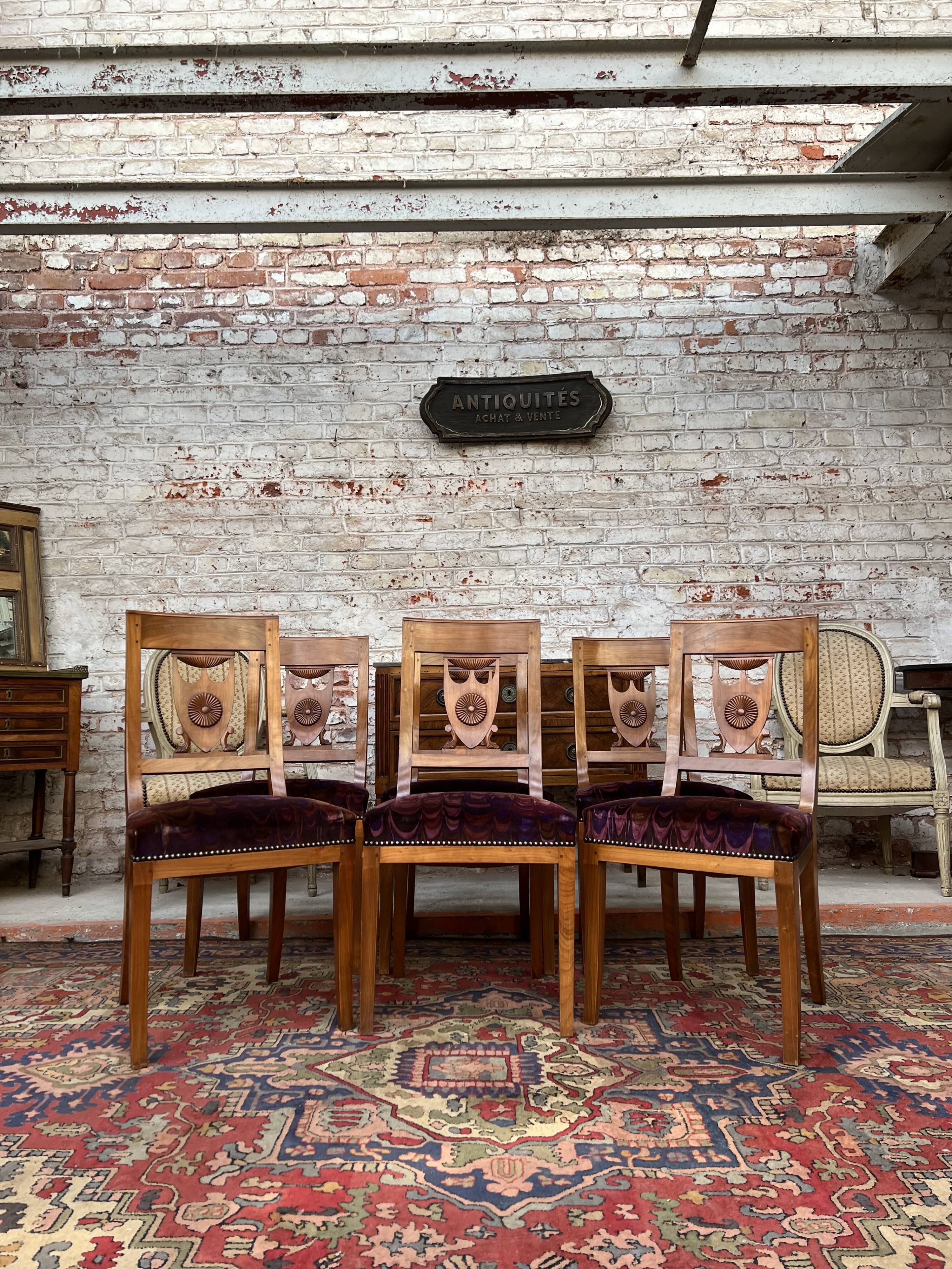Suite de six chaises en bois naturel de style empire