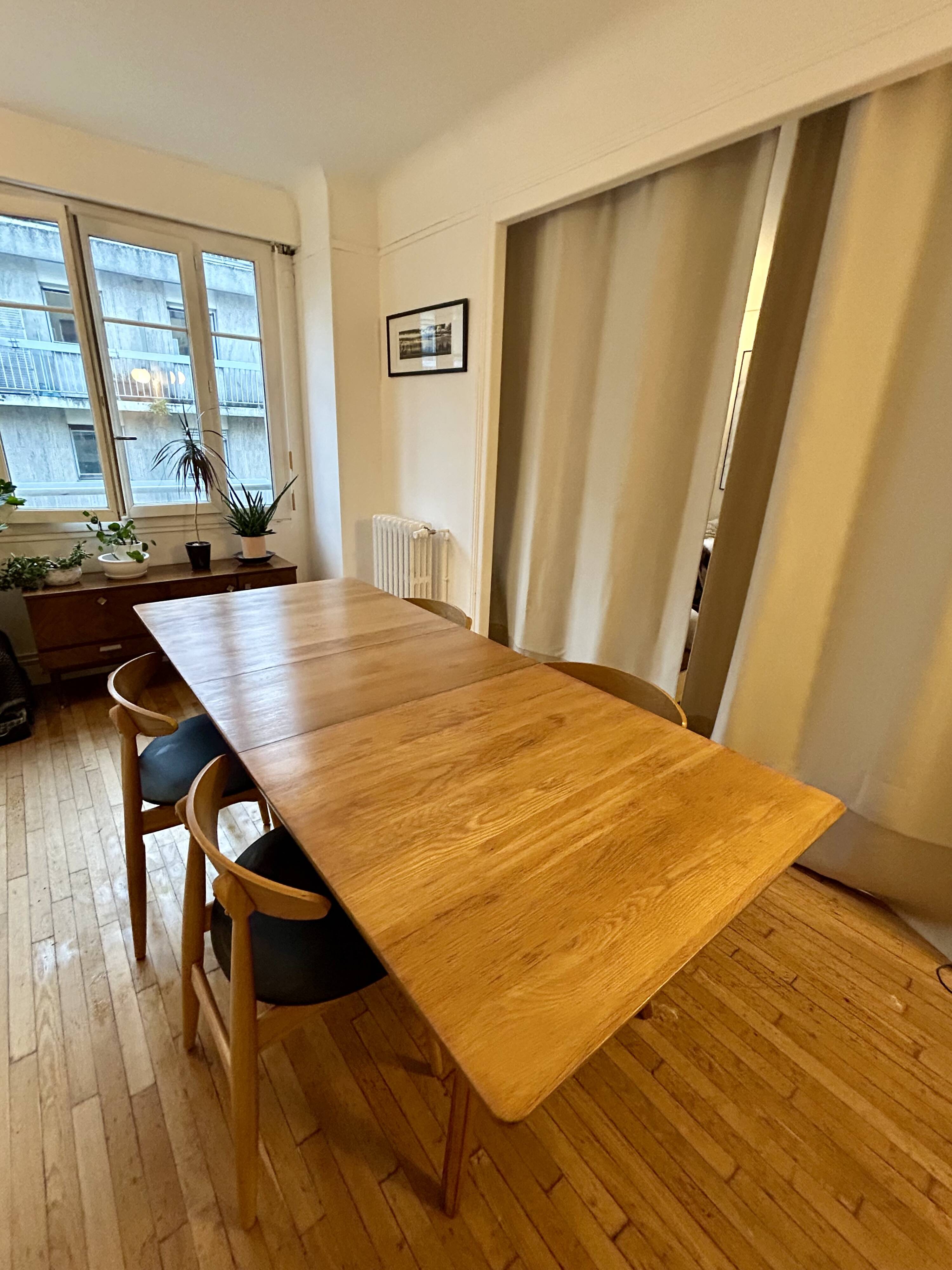 Extensible table Made.com model Jenson for 6 to 8 people.