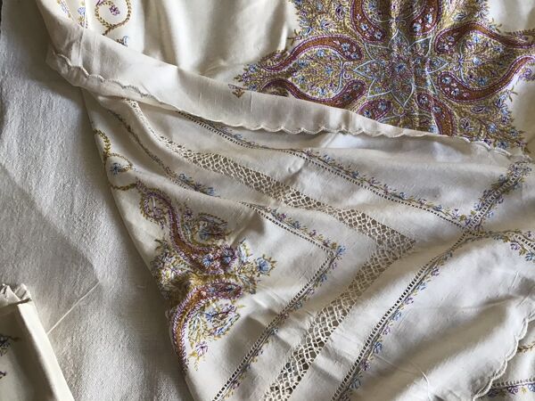 Nappe et serviettes en soie grège brodée de motifs cachemires  en couleur