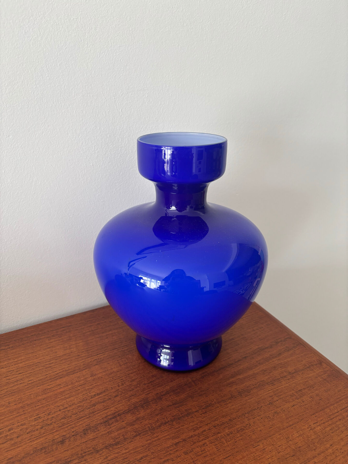 Vintage cobalt blue opaline vase – Intense blue round glass vase