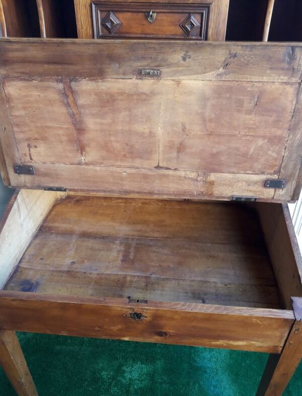 Bureau à pente avec trieur, tiroirs et casiers de rangement