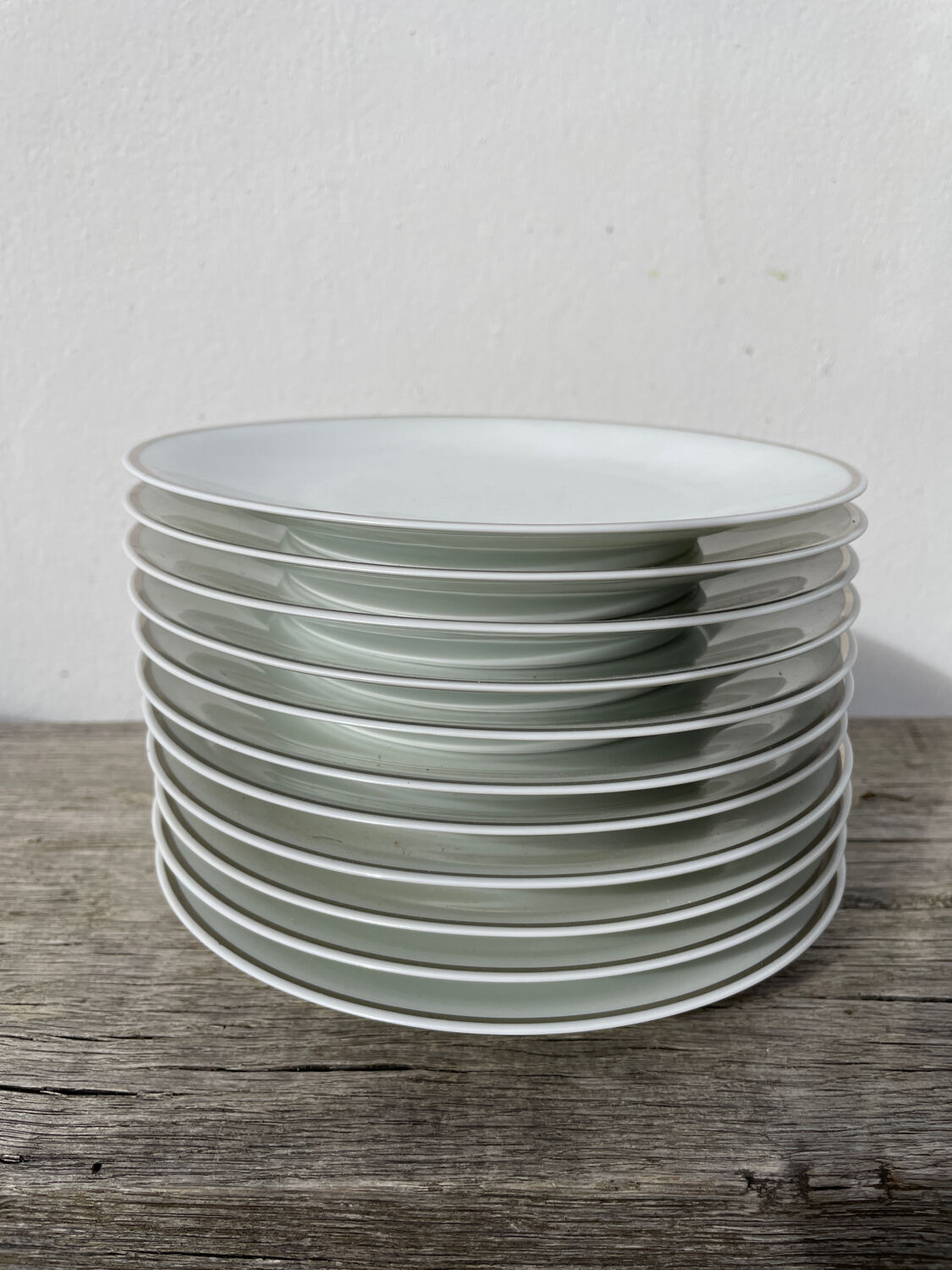 10 assiettes à dessert en porcelaine de Limoges blanches