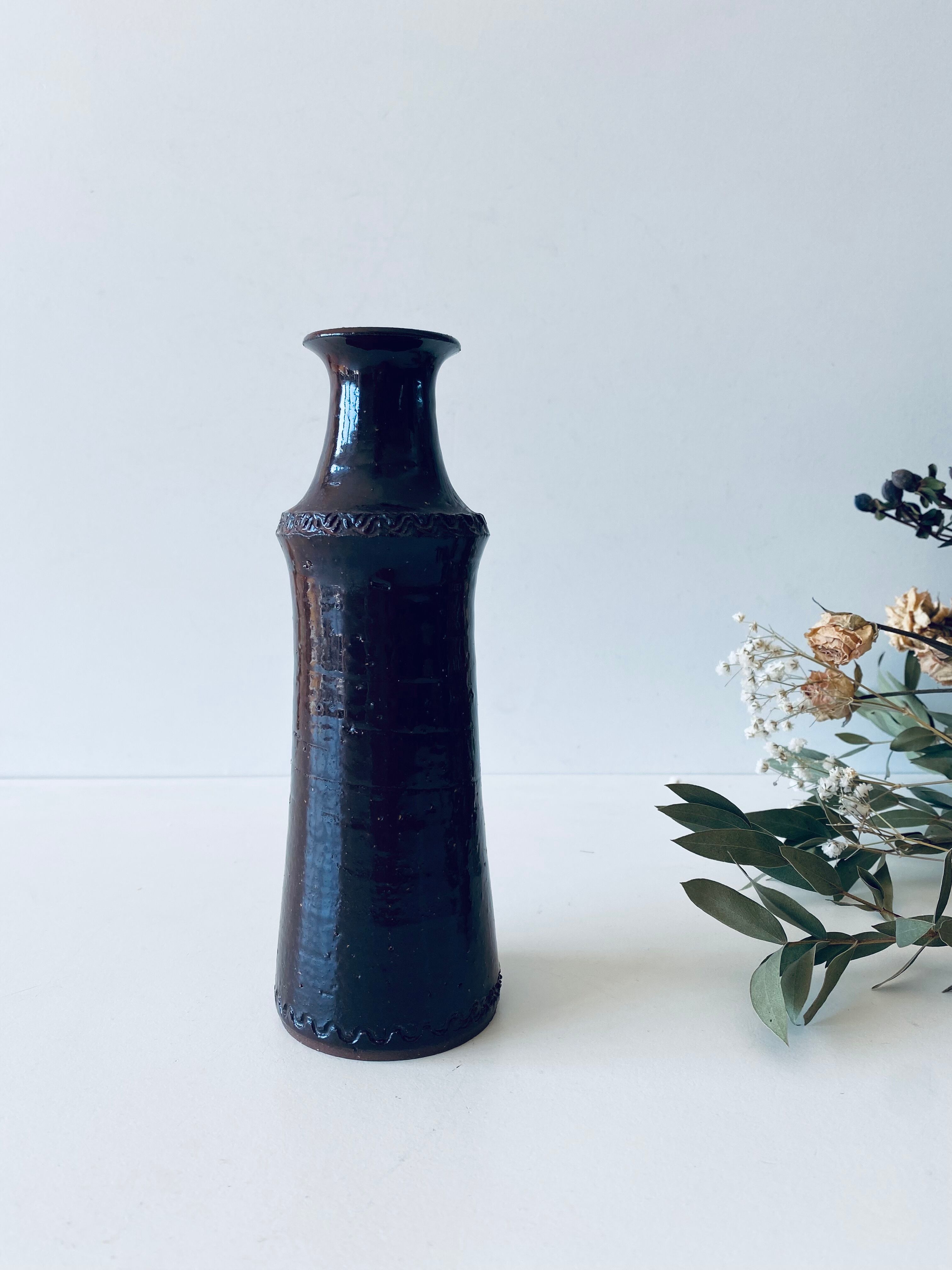 Tubular vase in glazed brown sandstone