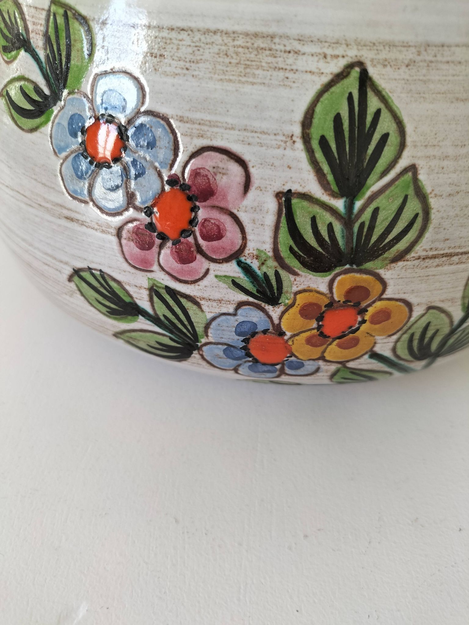 Glazed stoneware dish with floral motif