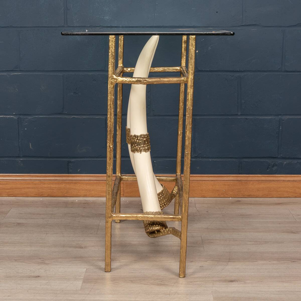 TABLE CONSOLE EN RÉSINE AVEC TUSKS FRANÇAISE INHABITUELLE DES ANNÉES 1970, HENRI FERNANDEZ c.1970