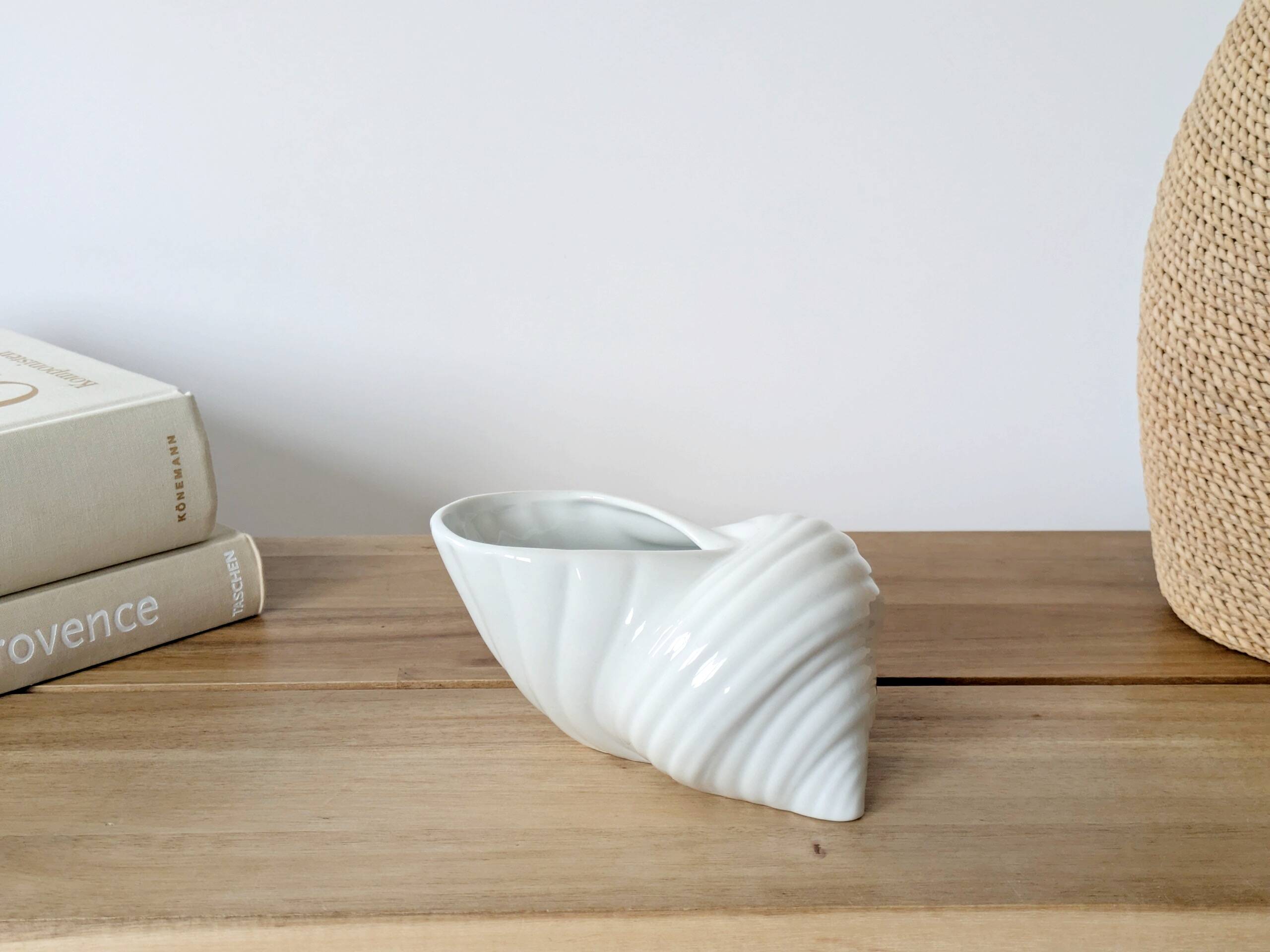 Shell-shaped porcelain catchall, Royal KPM Bavaria from the 1970s.
