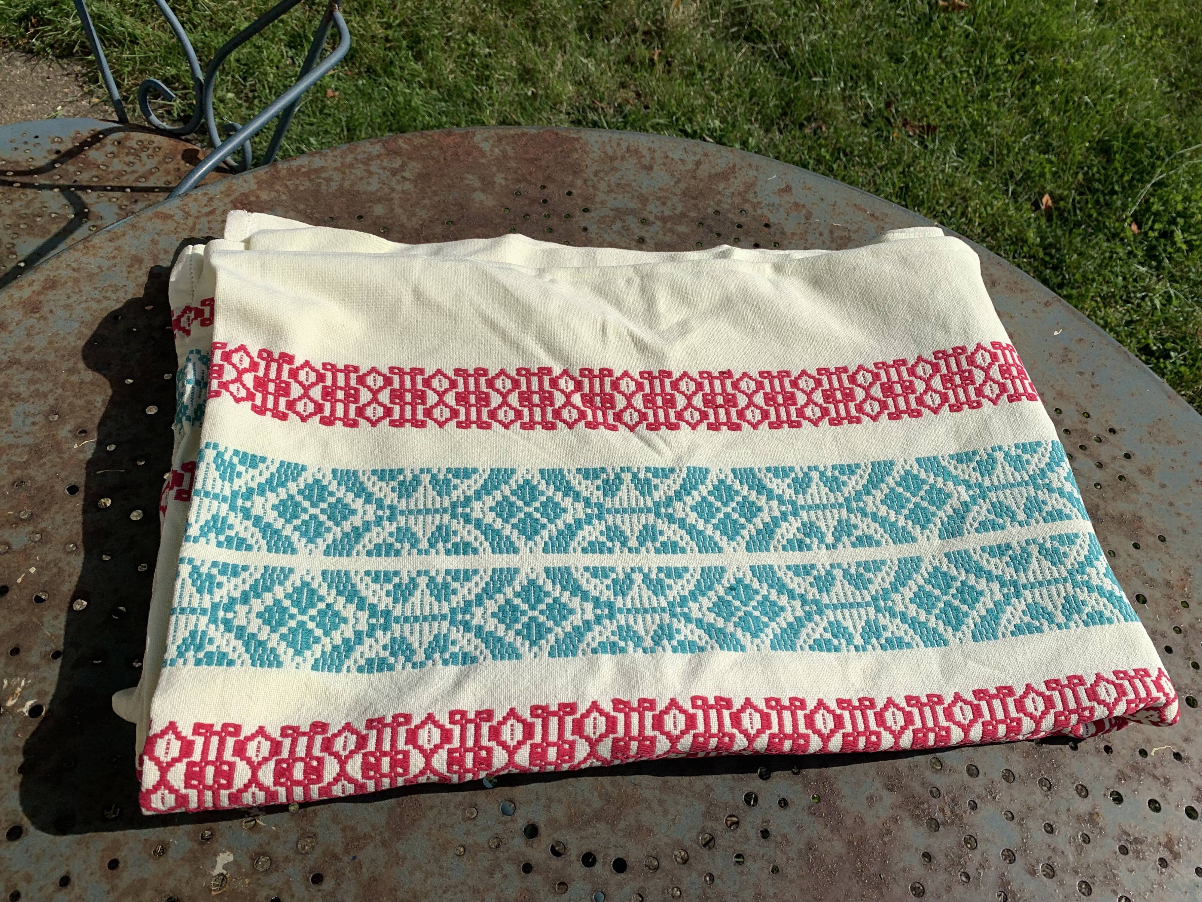 Nappe rectangulaire, linge de maison basque en coton jaune broderies rouges et bleues, vintage