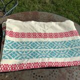 Nappe rectangulaire, linge de maison basque en coton jaune broderies rouges et bleues, vintage