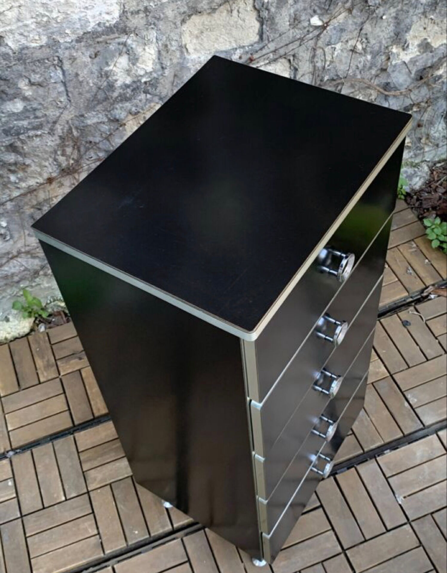 Chiffonnier vintage noir satiné et poignées chromées 1970