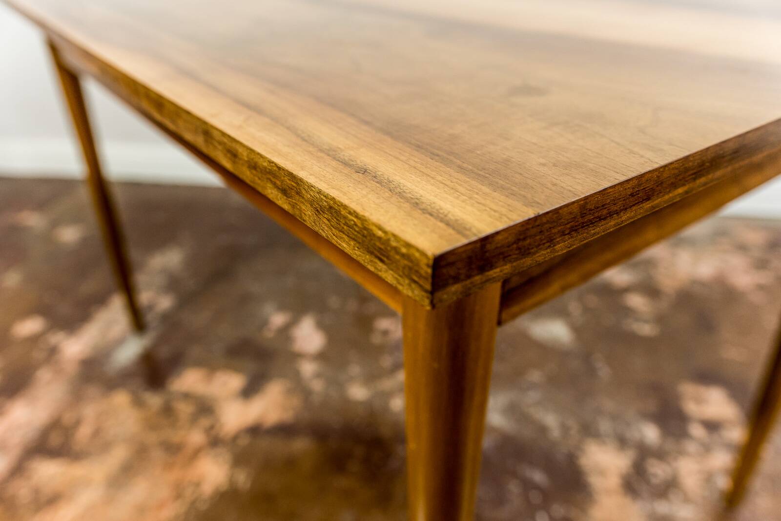 Table à manger extensible de style mid-century en noyer, années 1960