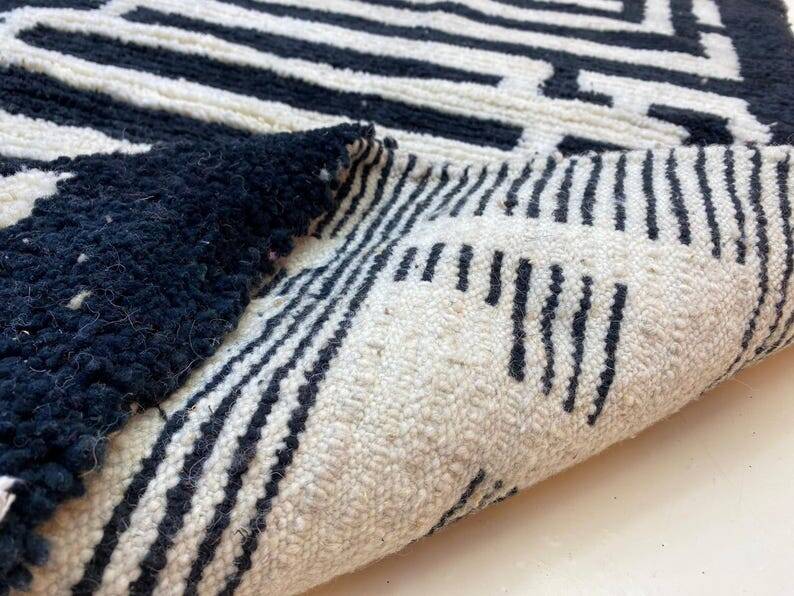 Ecru Berber rug with geometric patterns, 250cm x 150cm