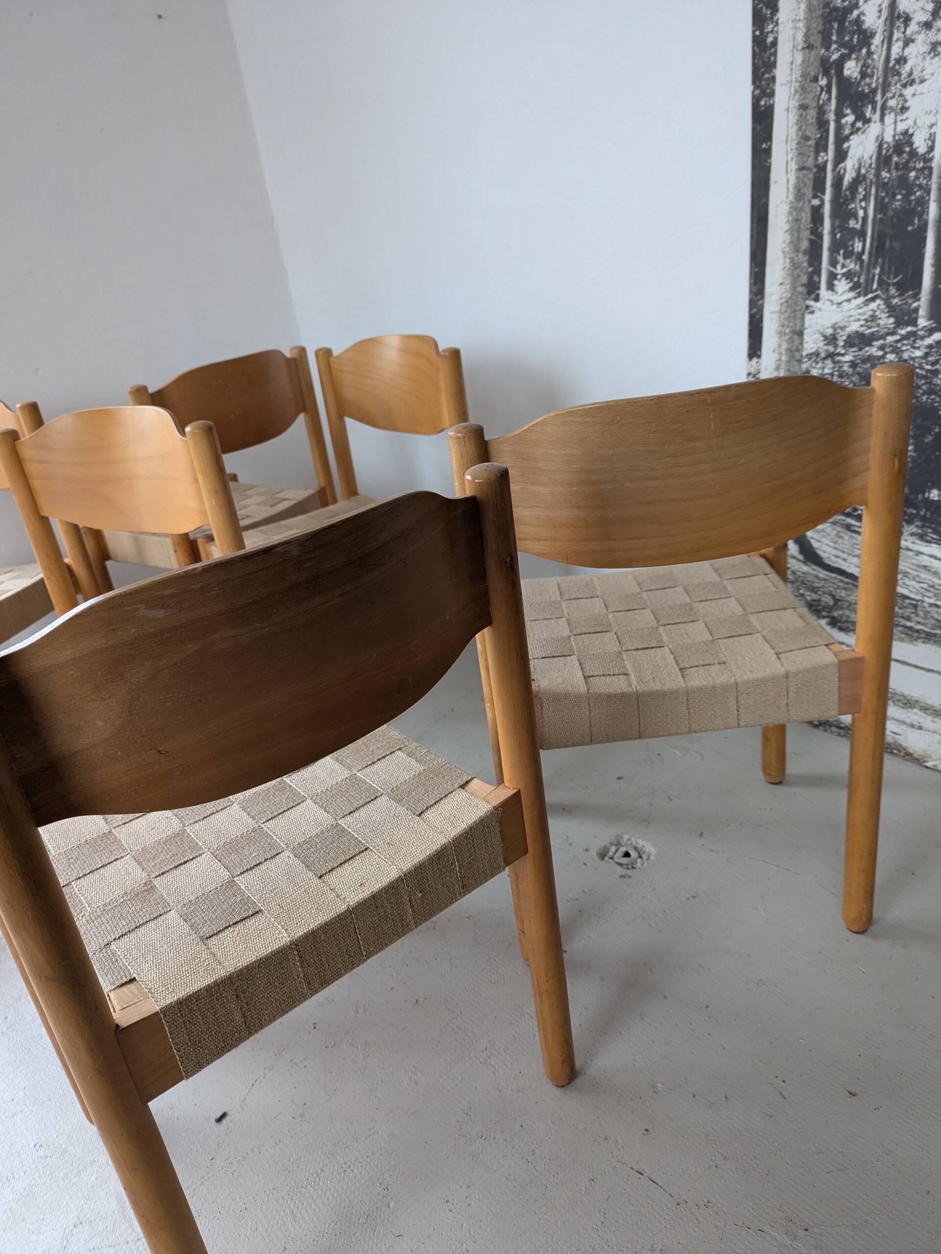Set of 6 stackable chairs in beech and jute.
