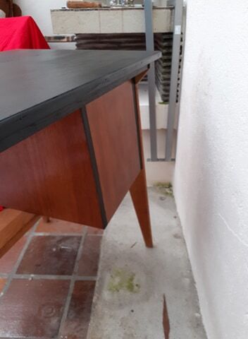 Against-the-post, black lacquered 50s