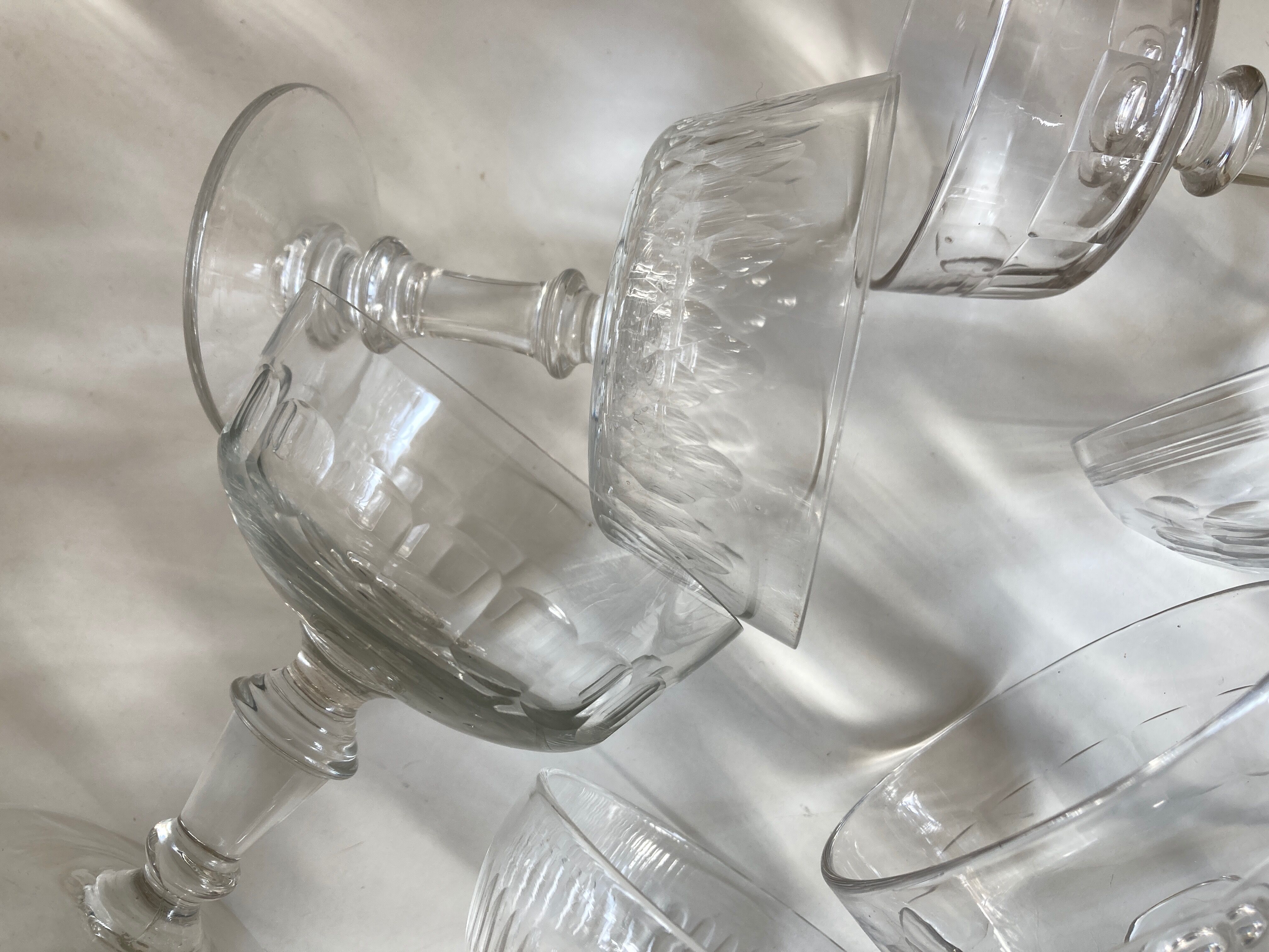 Set of 6 glasses of champagne 19th with flat sides and scales