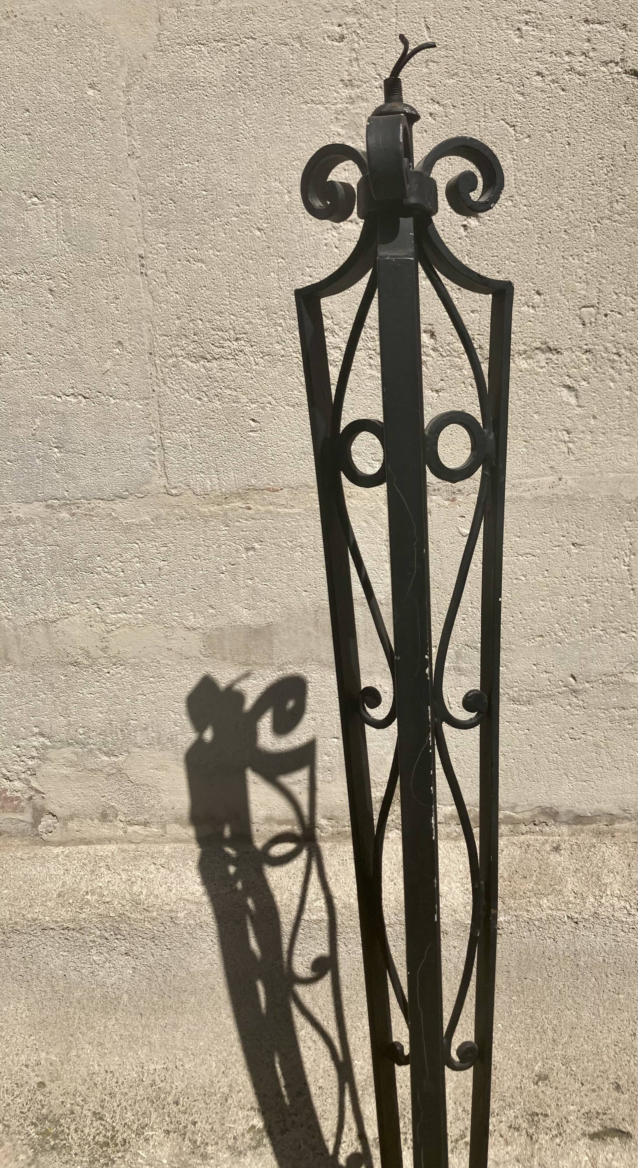 Paire de pieds de lampe en fer forgé