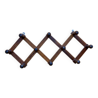 Wooden accordion coat rack