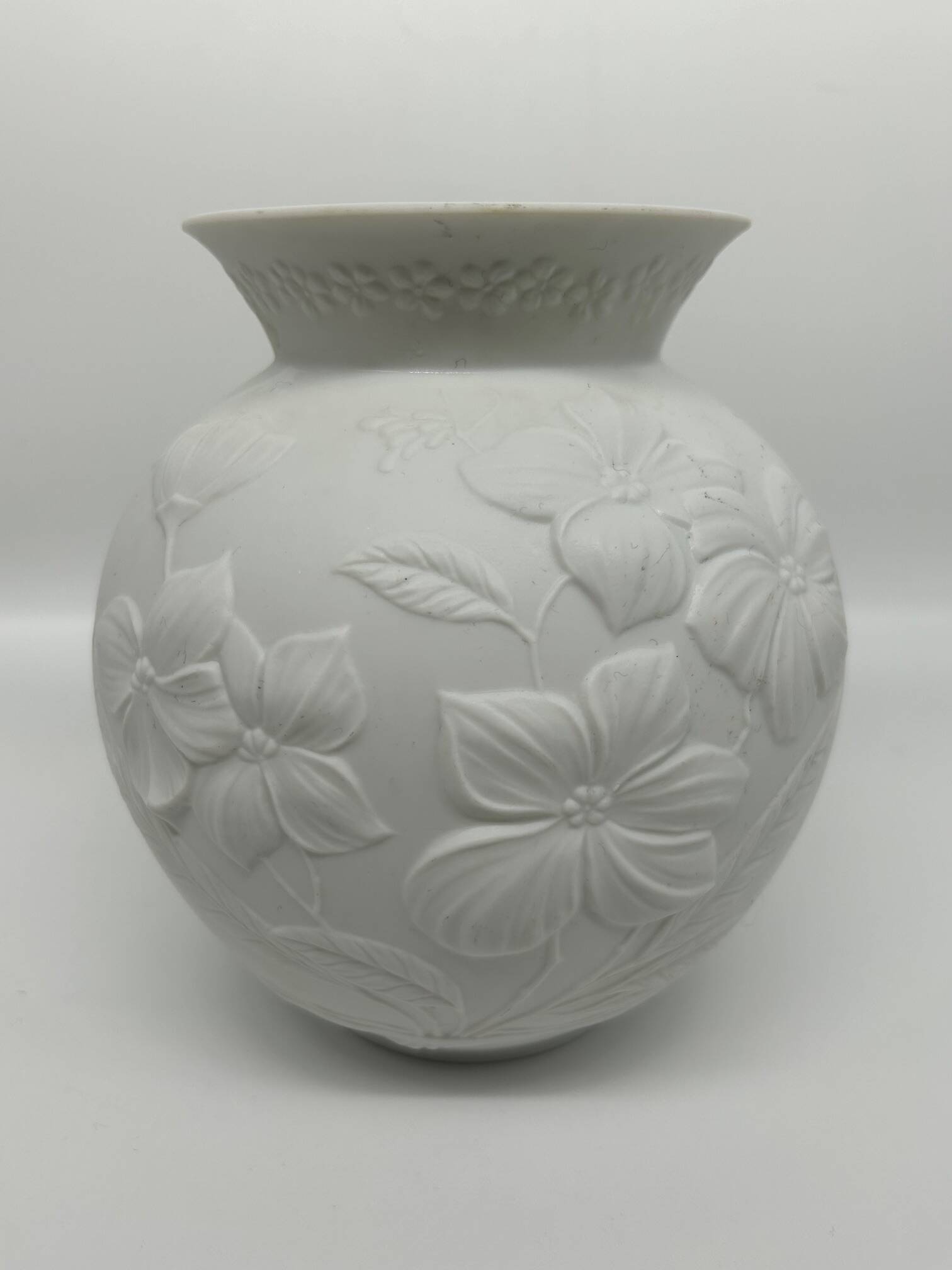 Kaiser biscuit porcelain vase
