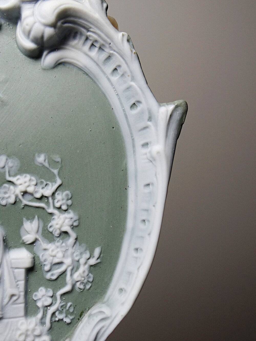 Médaillon mural rococo ancien en biscuit bichrome Jasperware