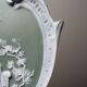 Médaillon mural rococo ancien en biscuit bichrome Jasperware