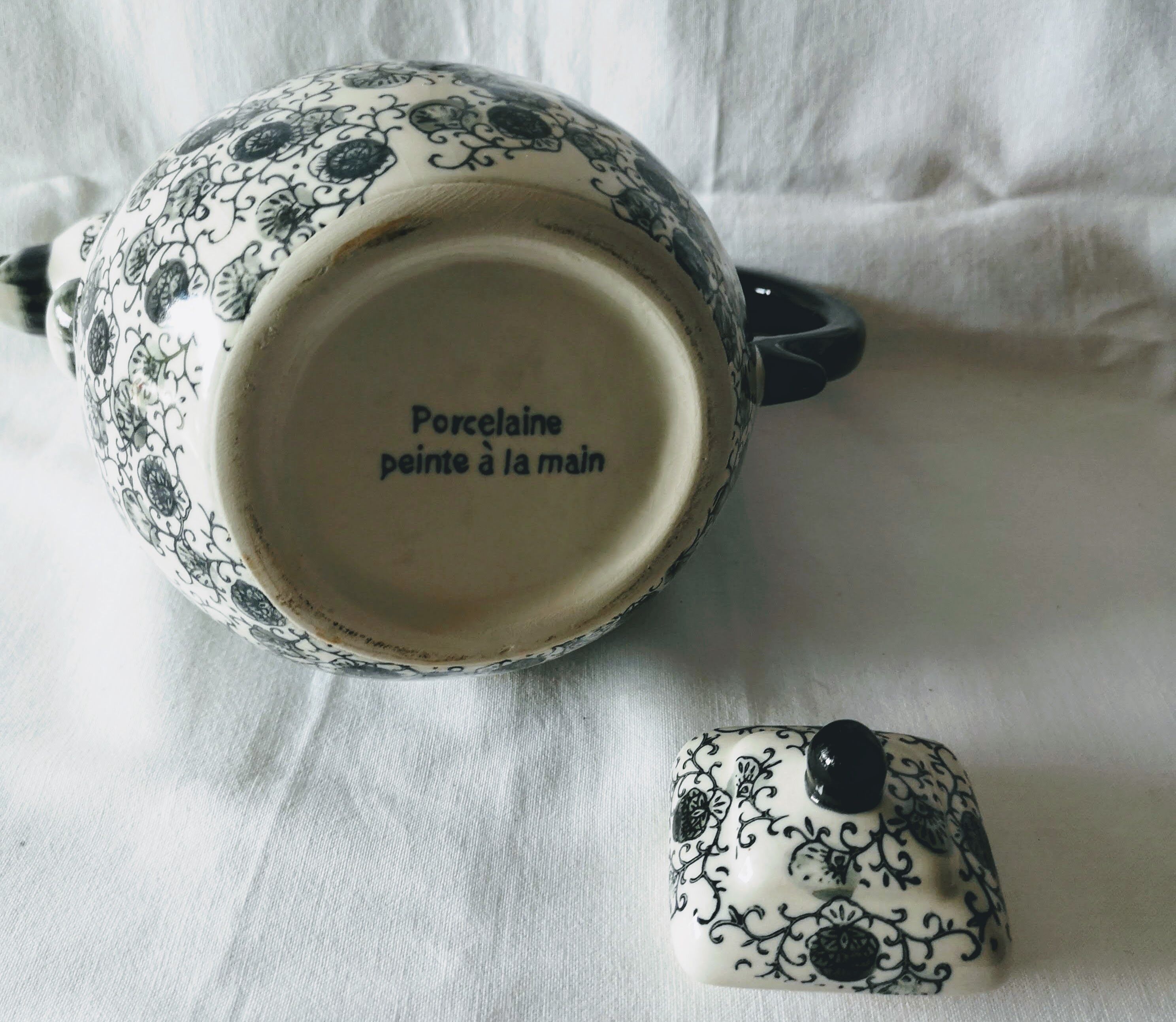 Porcelain casserole teapot