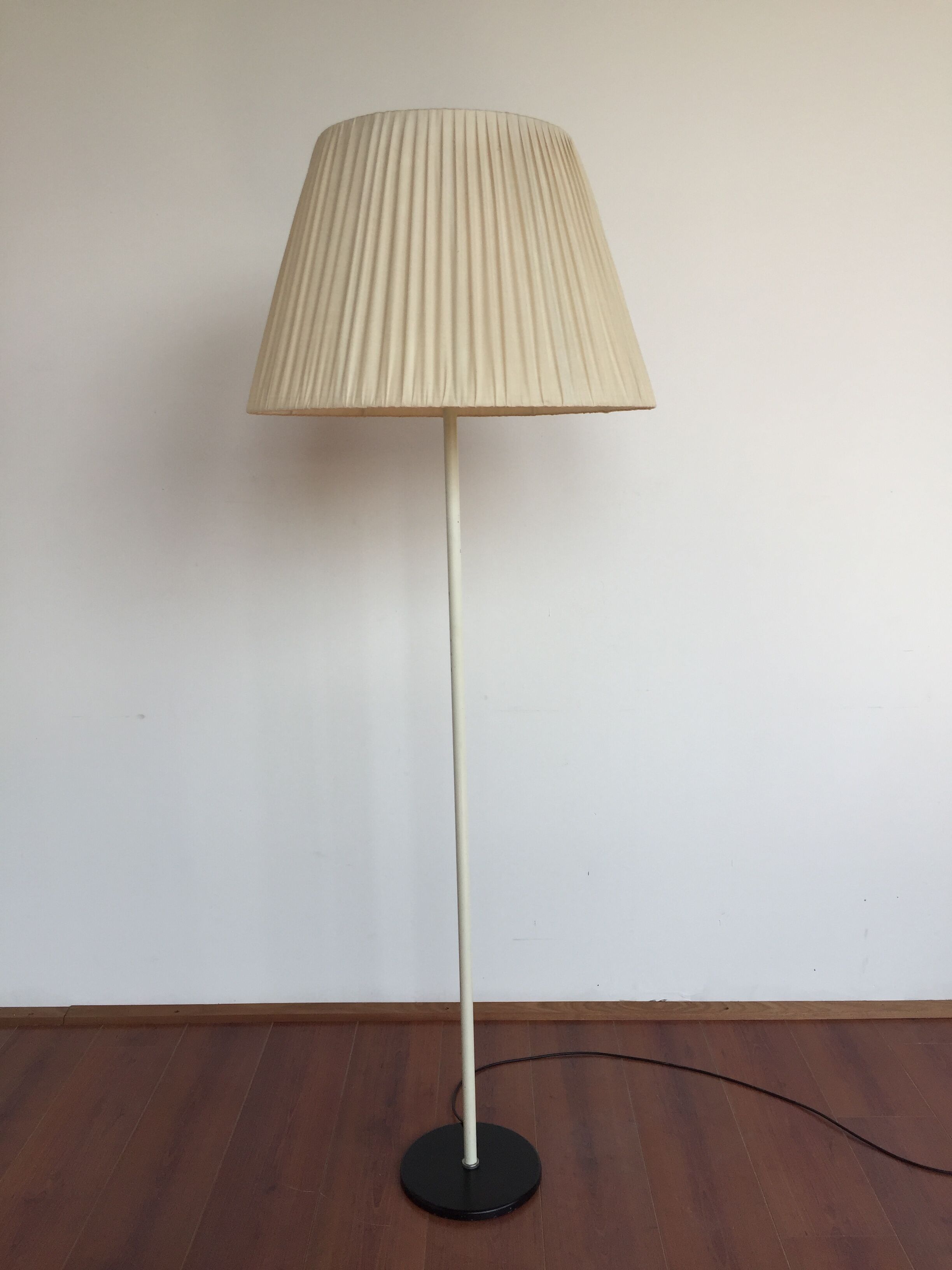Vintage 50-60s Dutch design white floor lamp by H. Fillekes for Artiforte black base