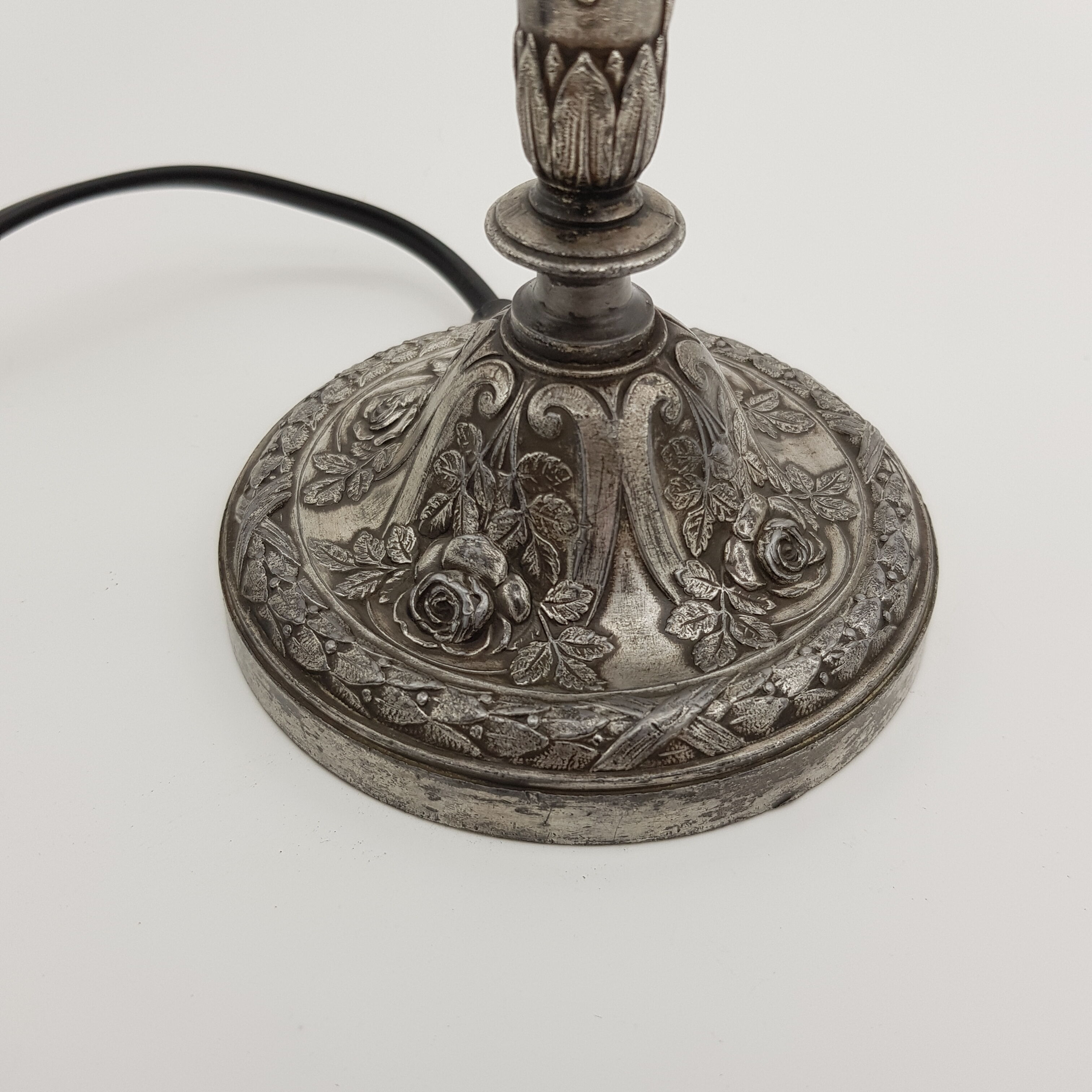 Bedside lamp in silver regulé rose decoration