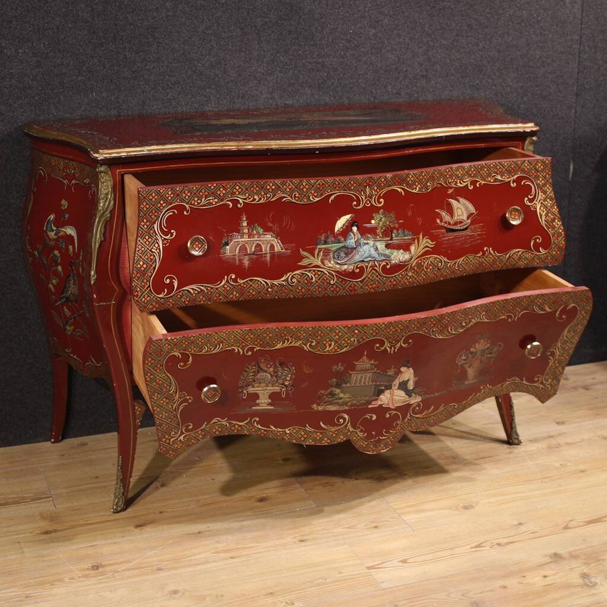Commode chinoise laquée, peinte et dorée