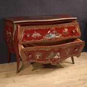 Commode chinoise laquée, peinte et dorée