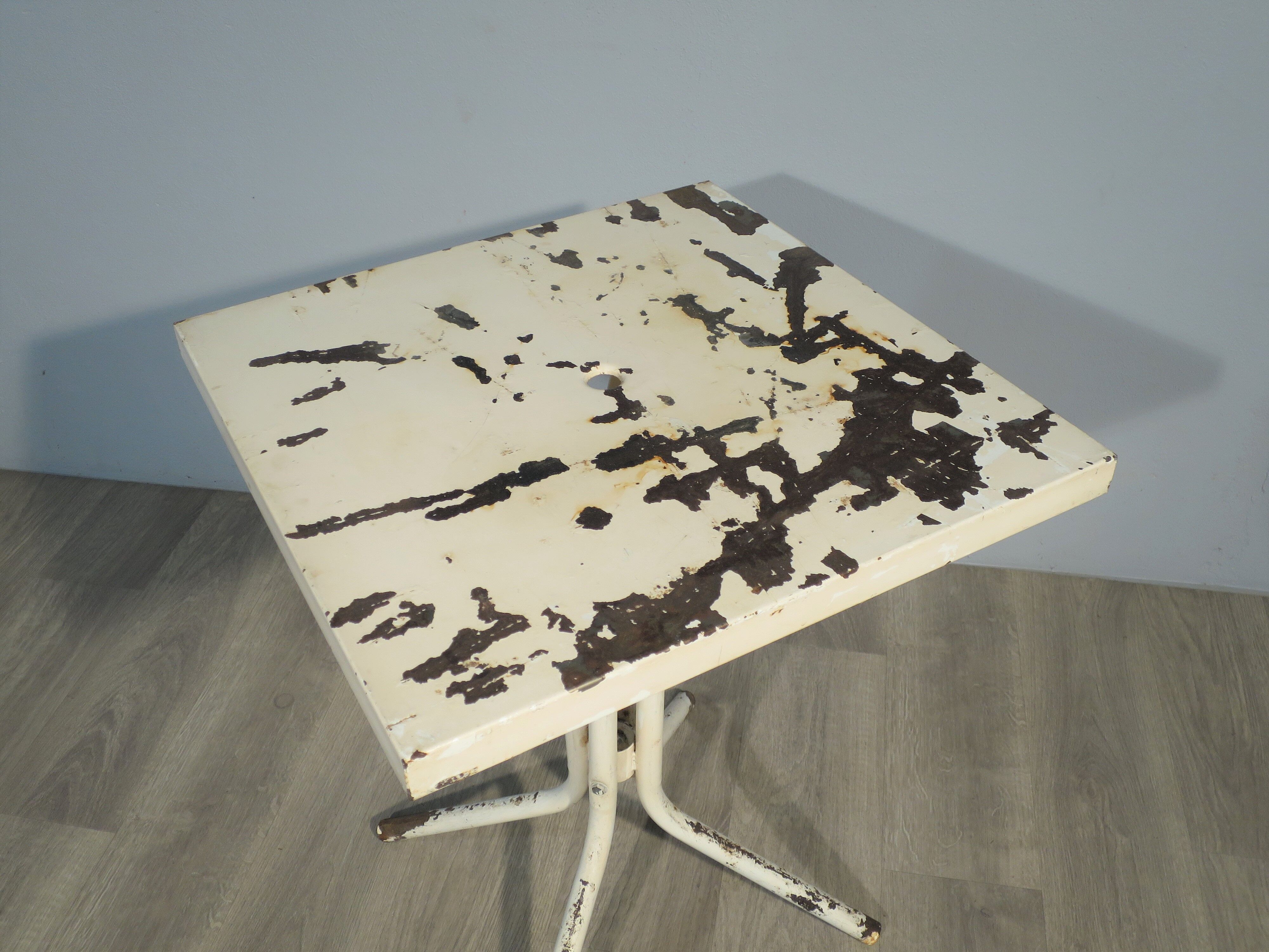 Table metal