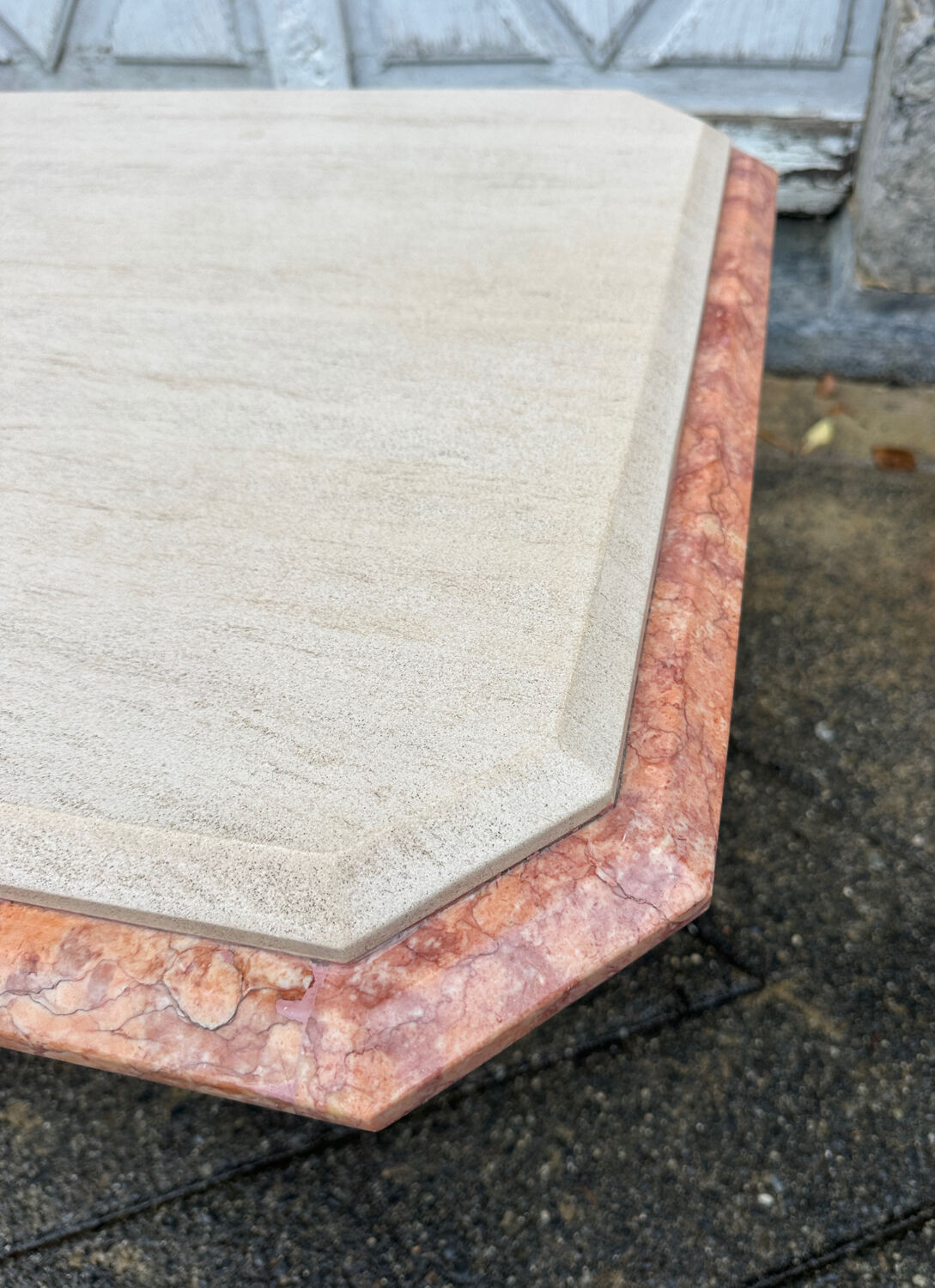 Table basse ancienne vintage en travertin et marbre rose