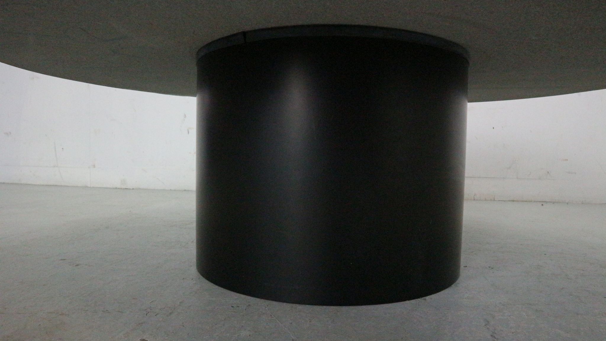 Mid-century  granite stone round coffee table, 1970's italy