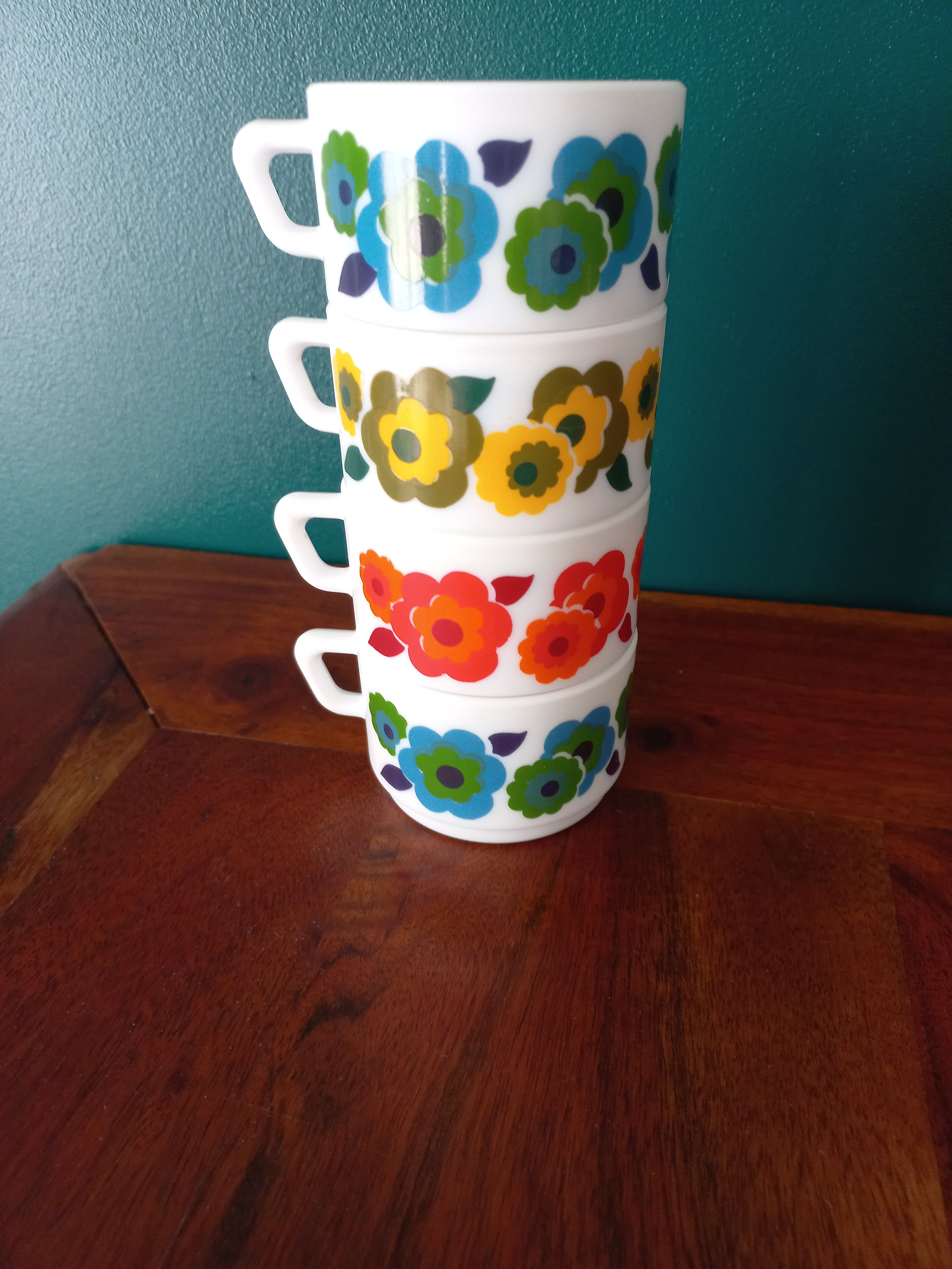 4 small lotus Arcopal espresso cups