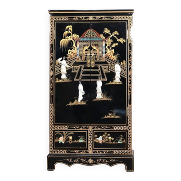 Armoire chinoise laquée noire avec incrustations