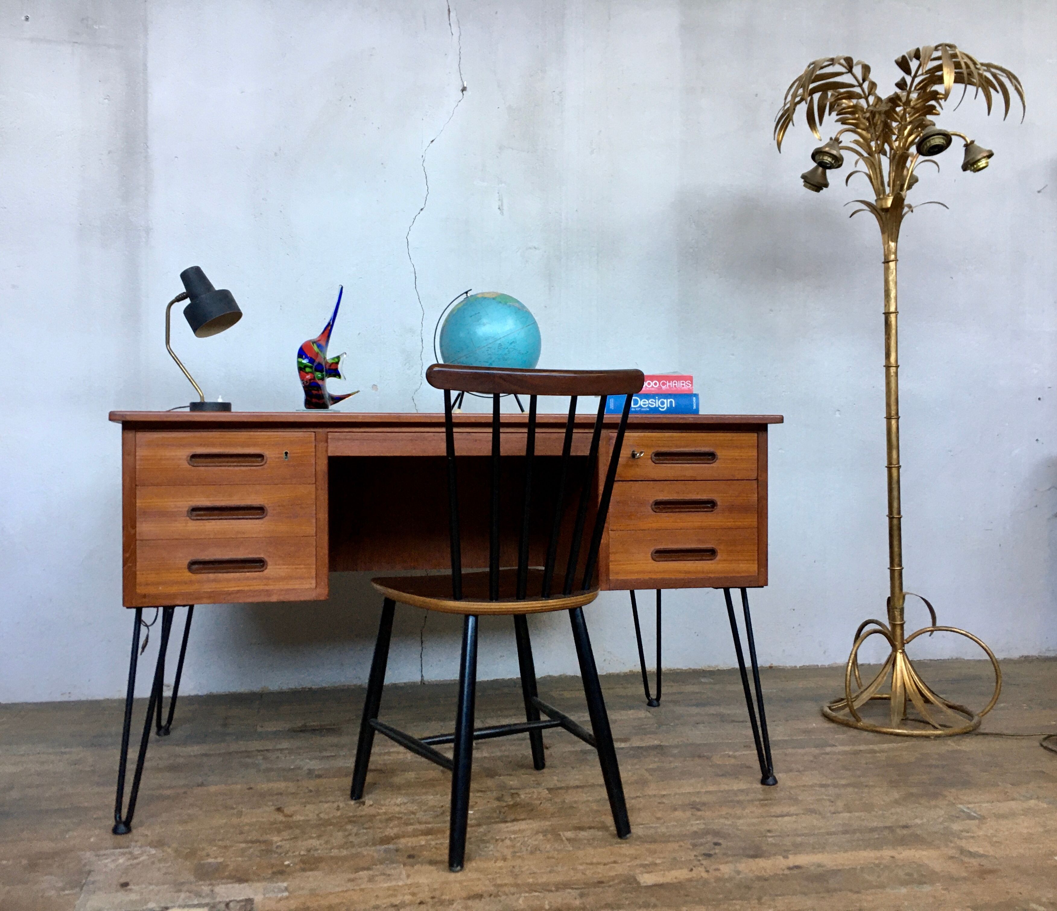 Bureau scandinave en teck avec piétement eiffel métal noir  1950 1960