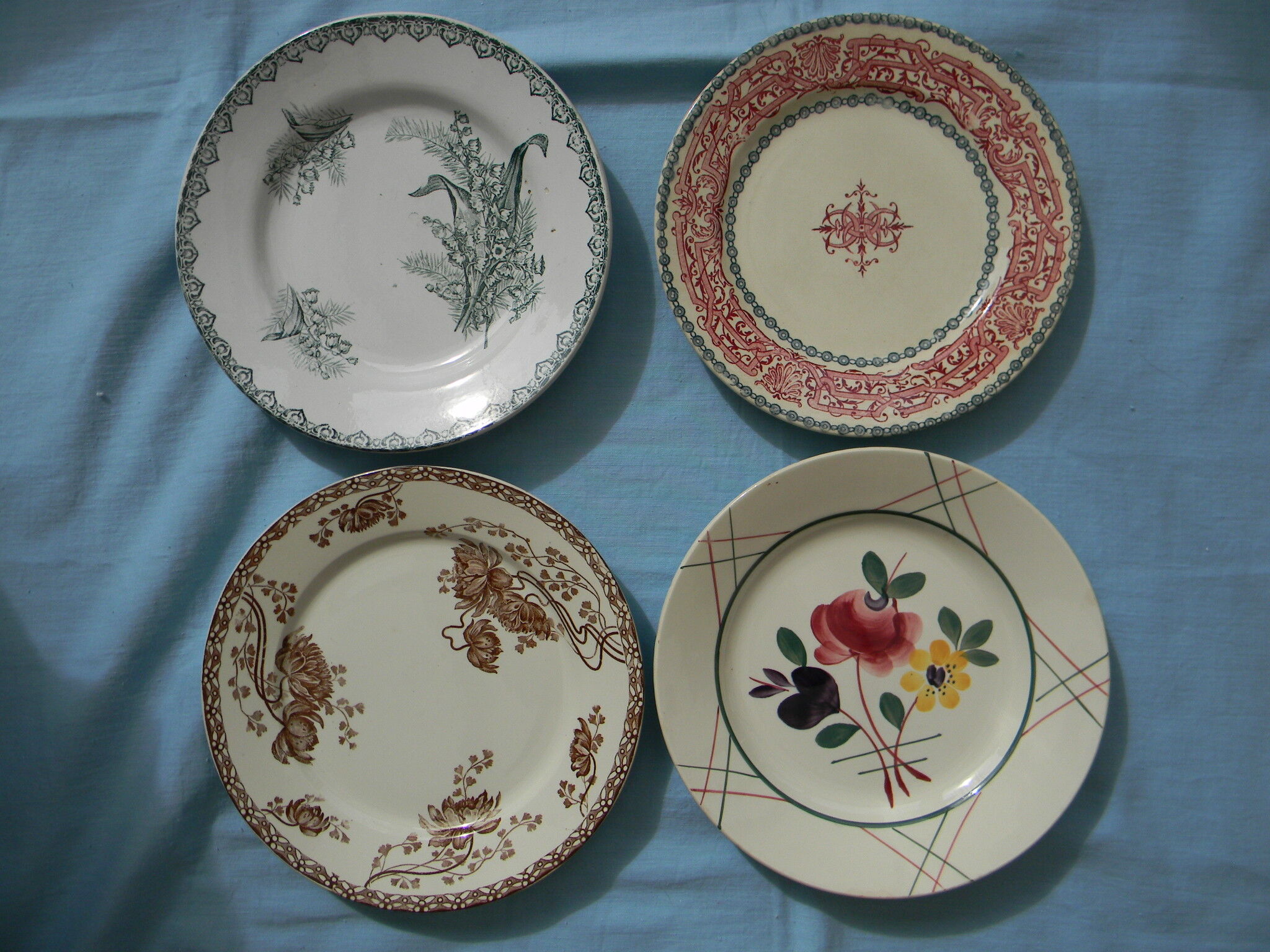 Miscellaneous set of 4 old flat earthenware plates.