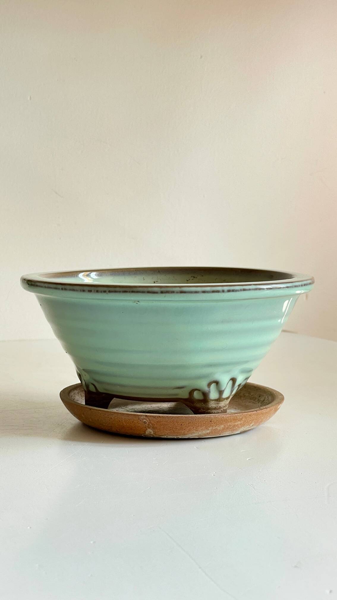Pot tripode et soucoupe céramique vintage
