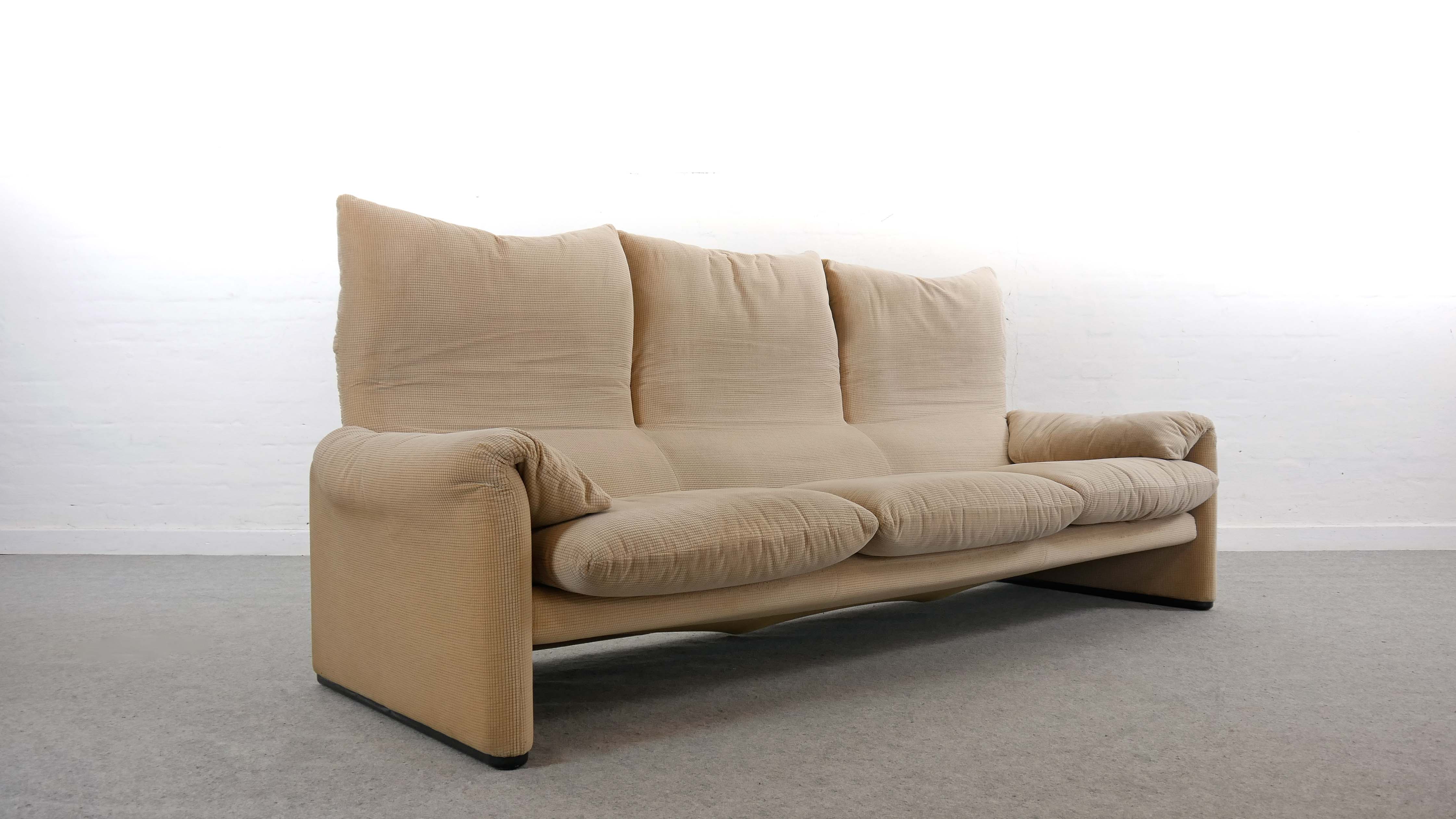 Maralunga 3-seat Sofa in beige by Vico Magistretti for Cassinaa, Italy