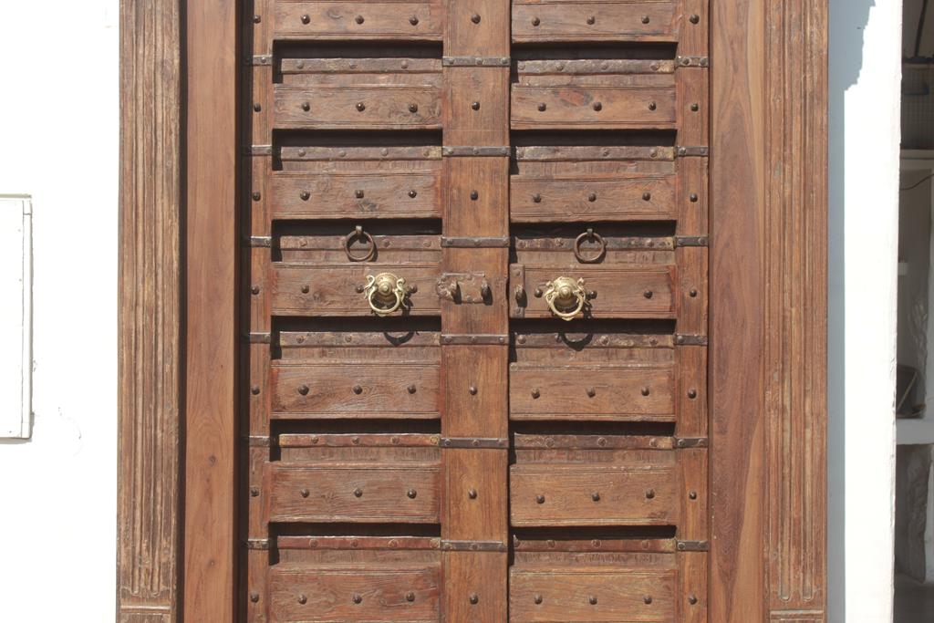 Indian door in old teak piece and patina of origin