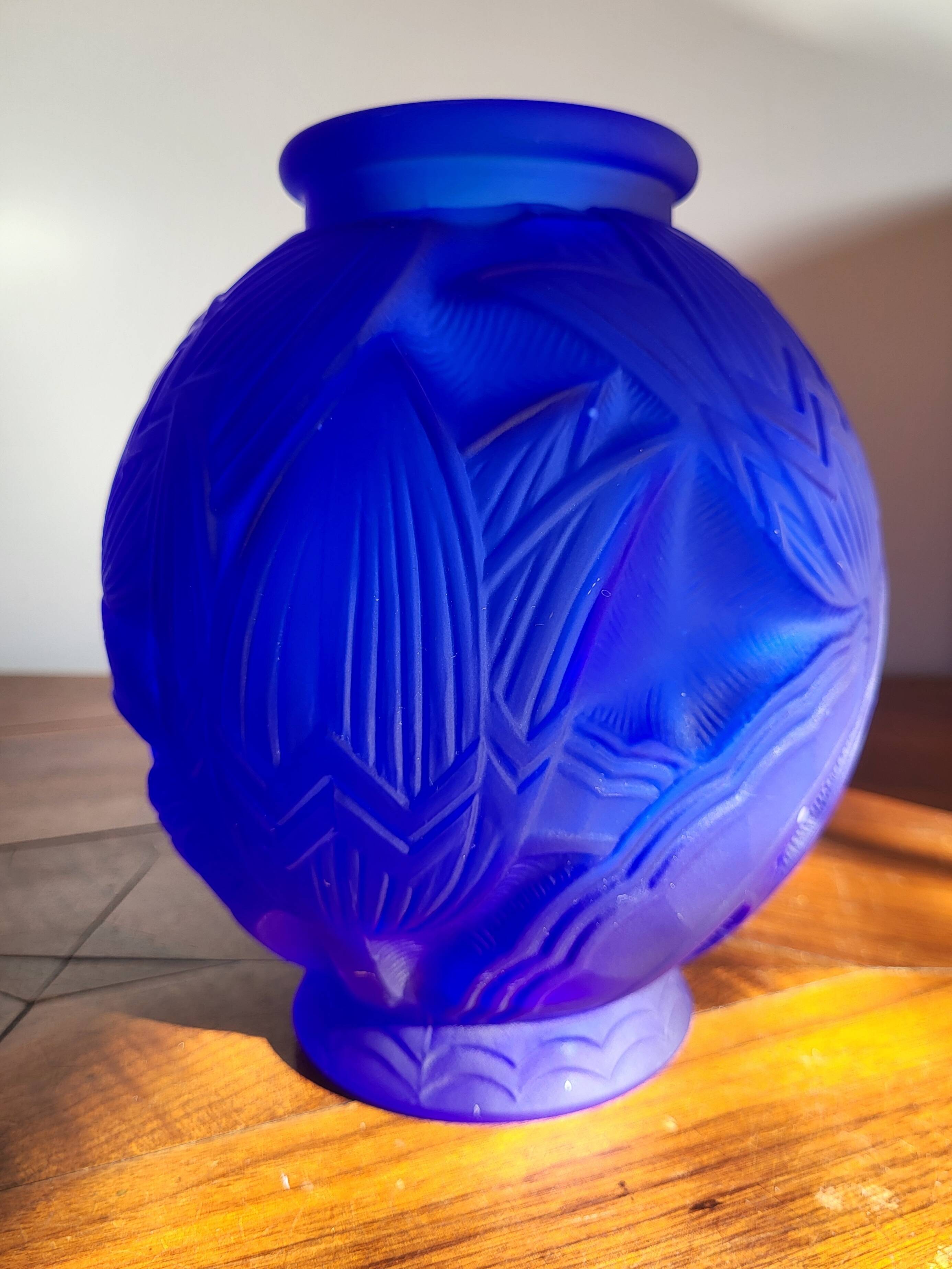 Vase art déco en persglas bleu givré, « Les nénuphars » Pierre D'Avesn
