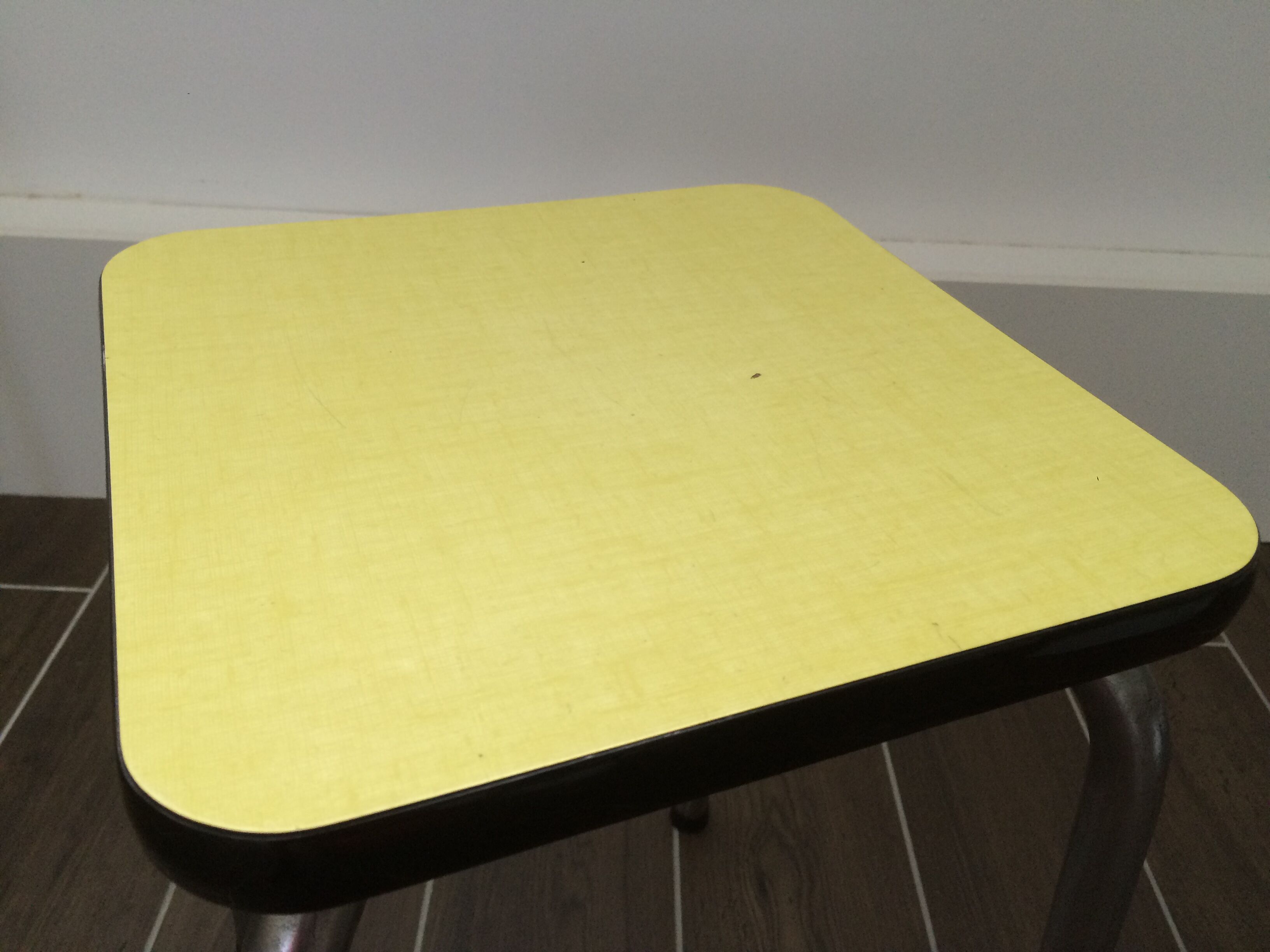 Tabouret en formica jaune