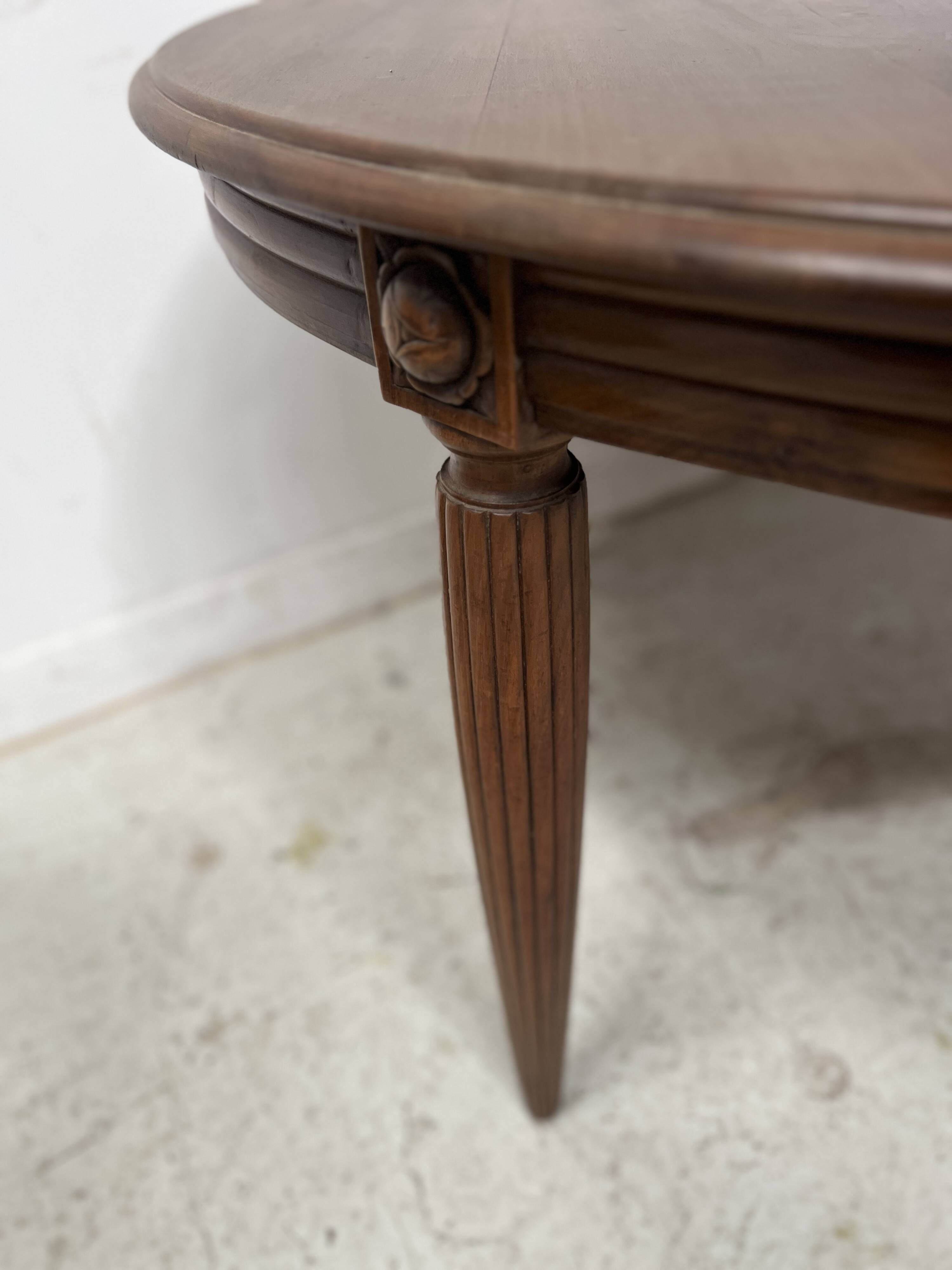 Art Deco table in solid walnut, 20th century.