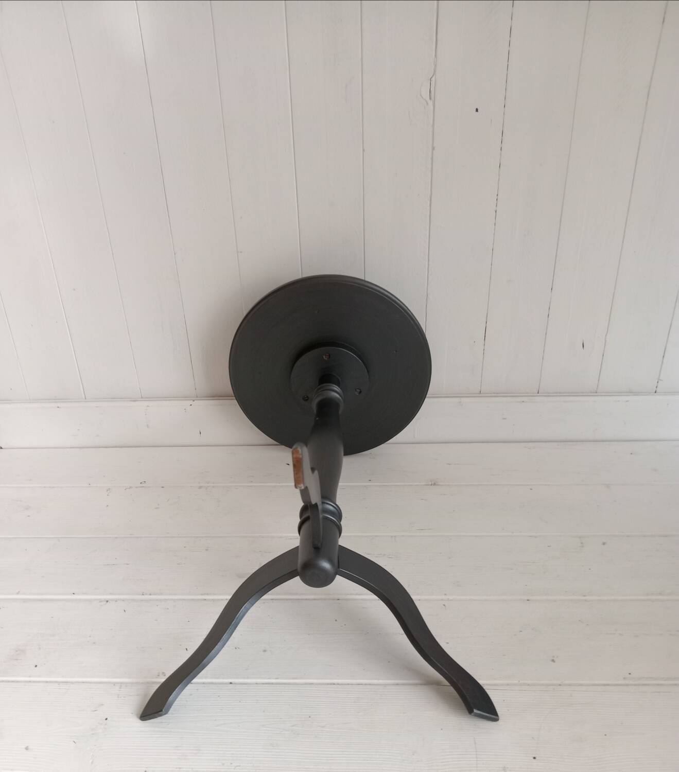 Tripod pedestal table