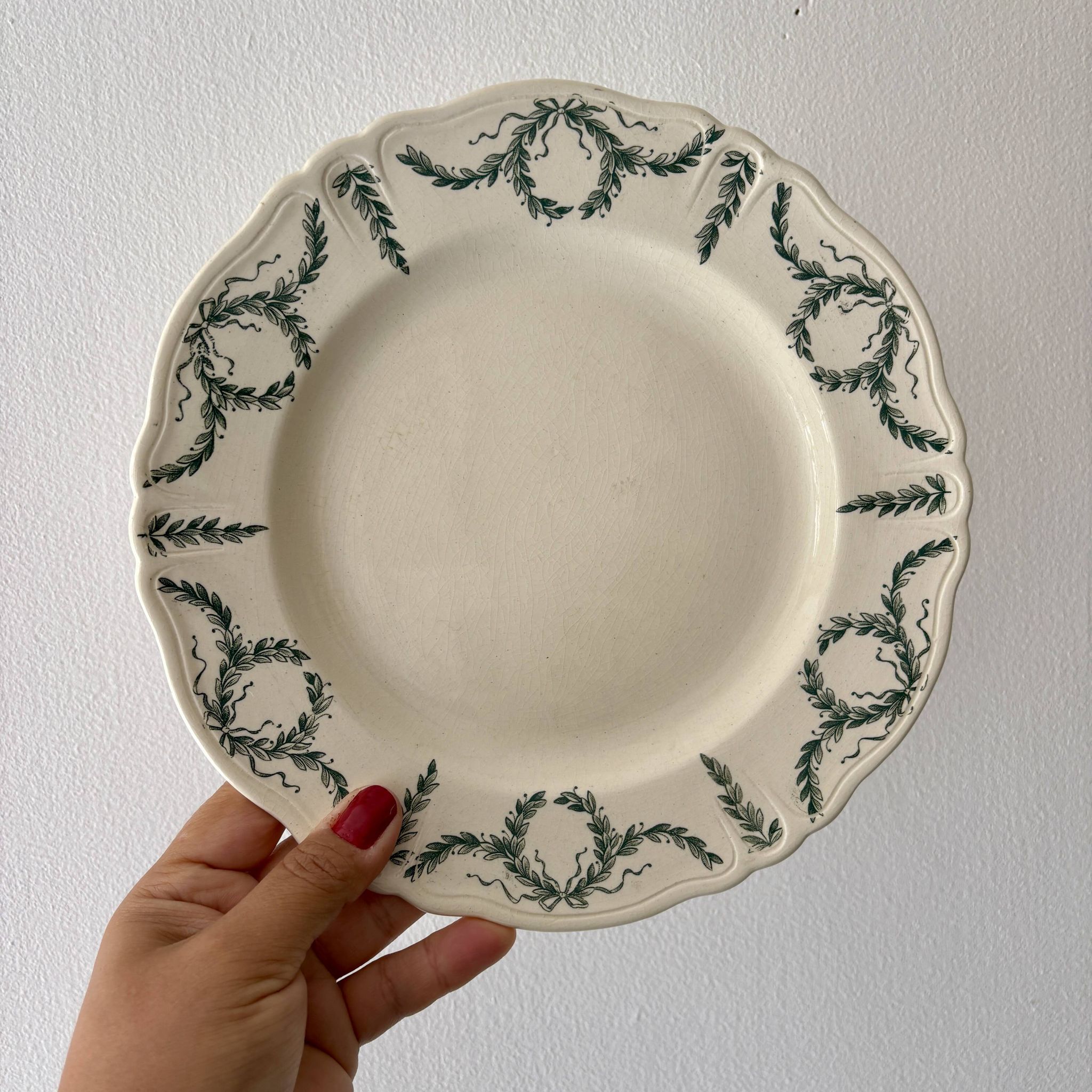 Superb set of 6 vintage dessert plates from the Longchamp factory.